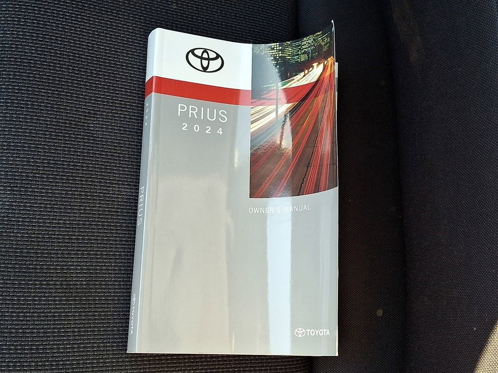 Used 2024 Toyota Prius LE image 28