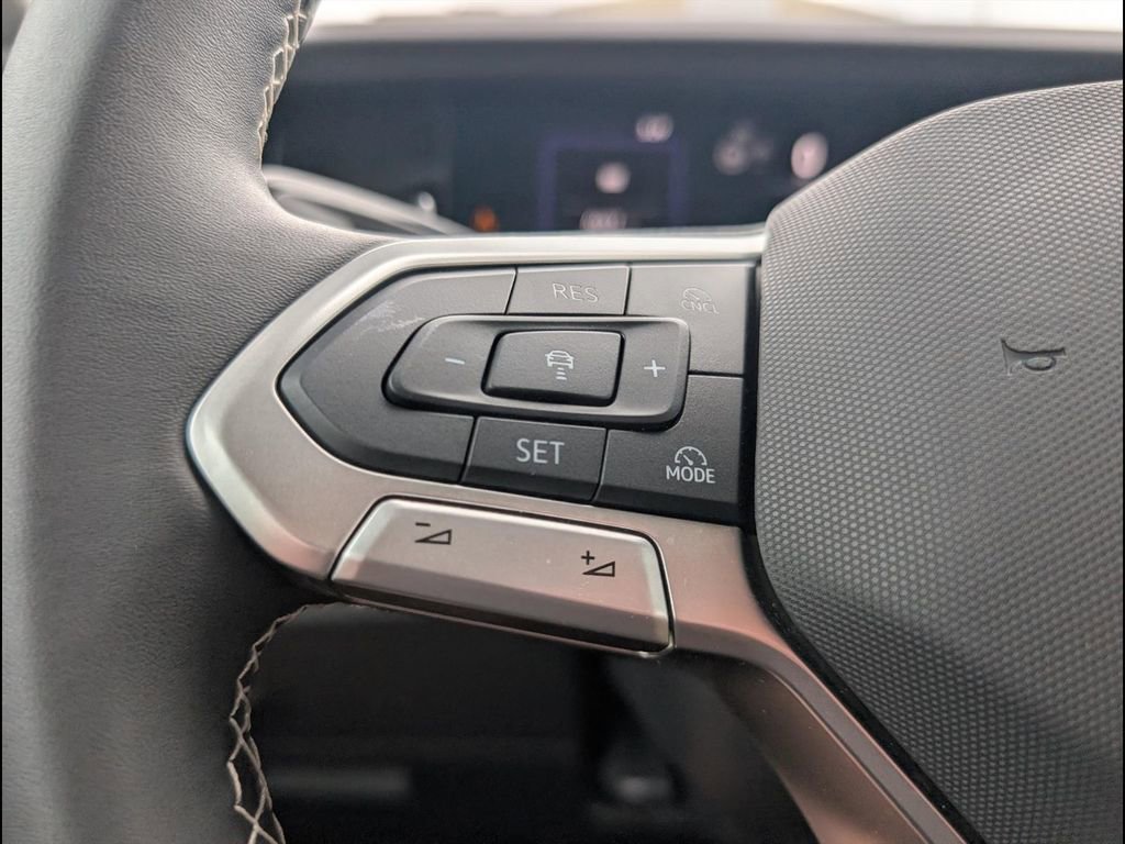 Used 2025 Volkswagen Tiguan SE image 13