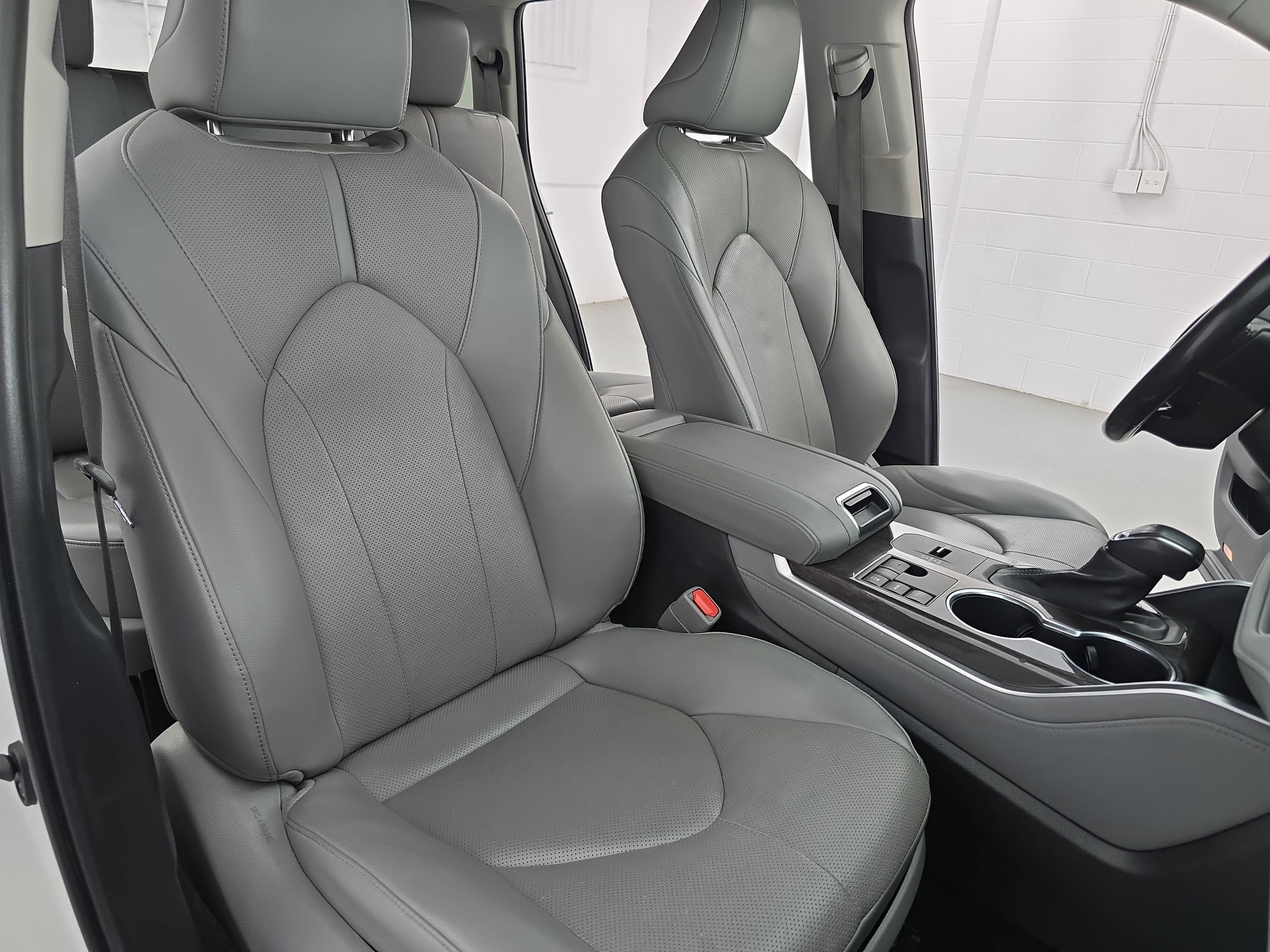 Used 2023 Toyota Highlander Limited FWD image 10