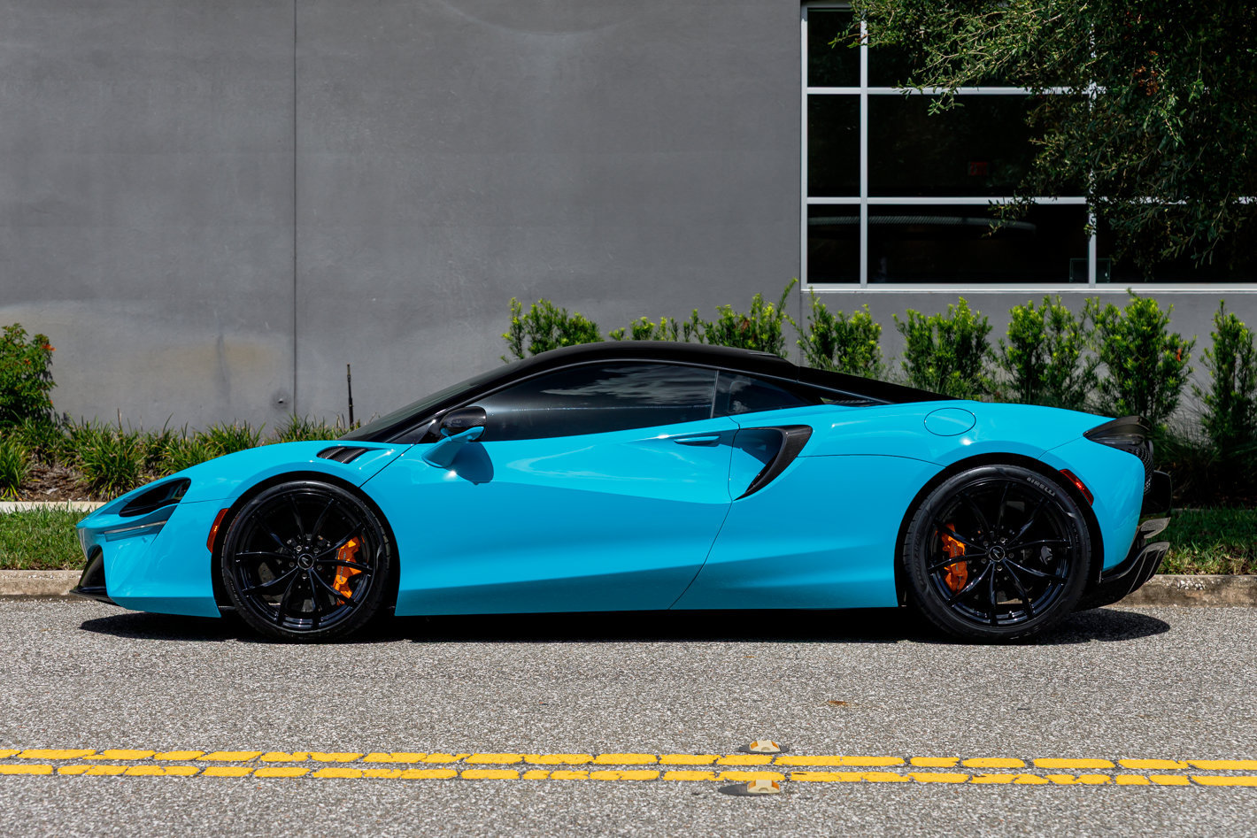 Used 2023 McLaren Artura RWD image 15