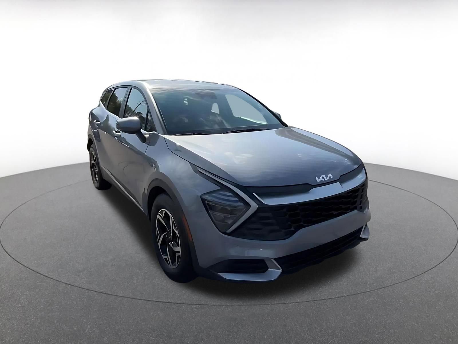 Used 2025 Kia Sportage LX image 3