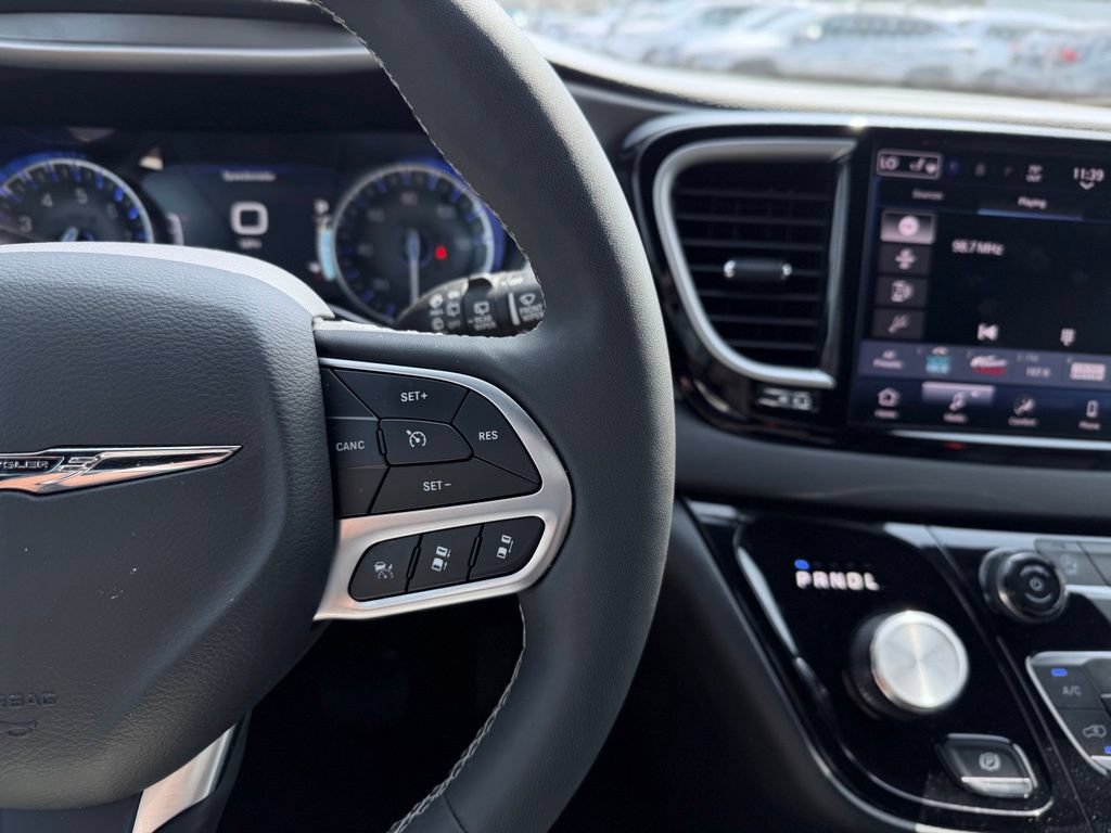 Certified 2025 Chrysler Pacifica Select FWD image 38
