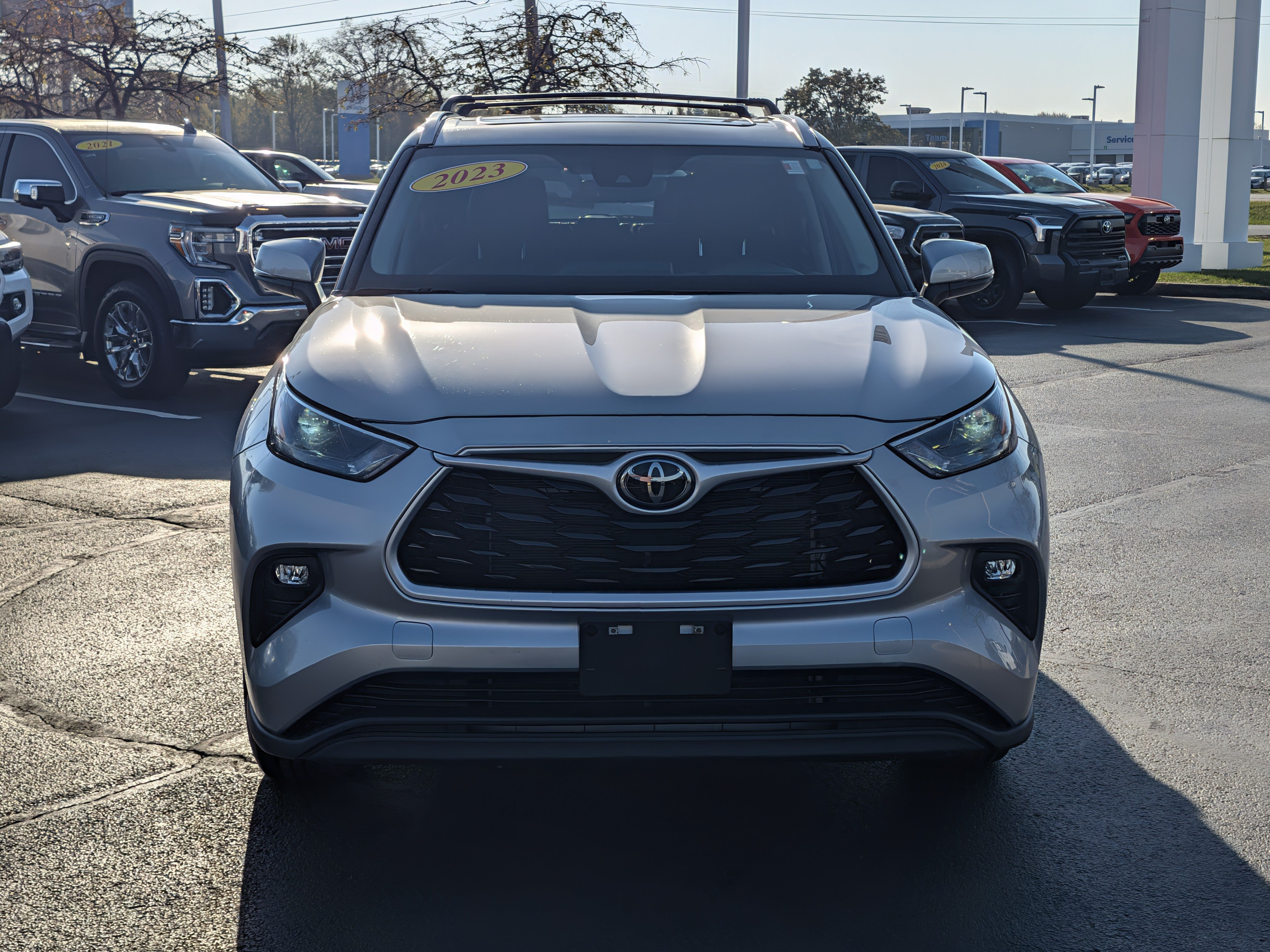 Used 2023 Toyota Highlander XLE AWD/4WD image 2