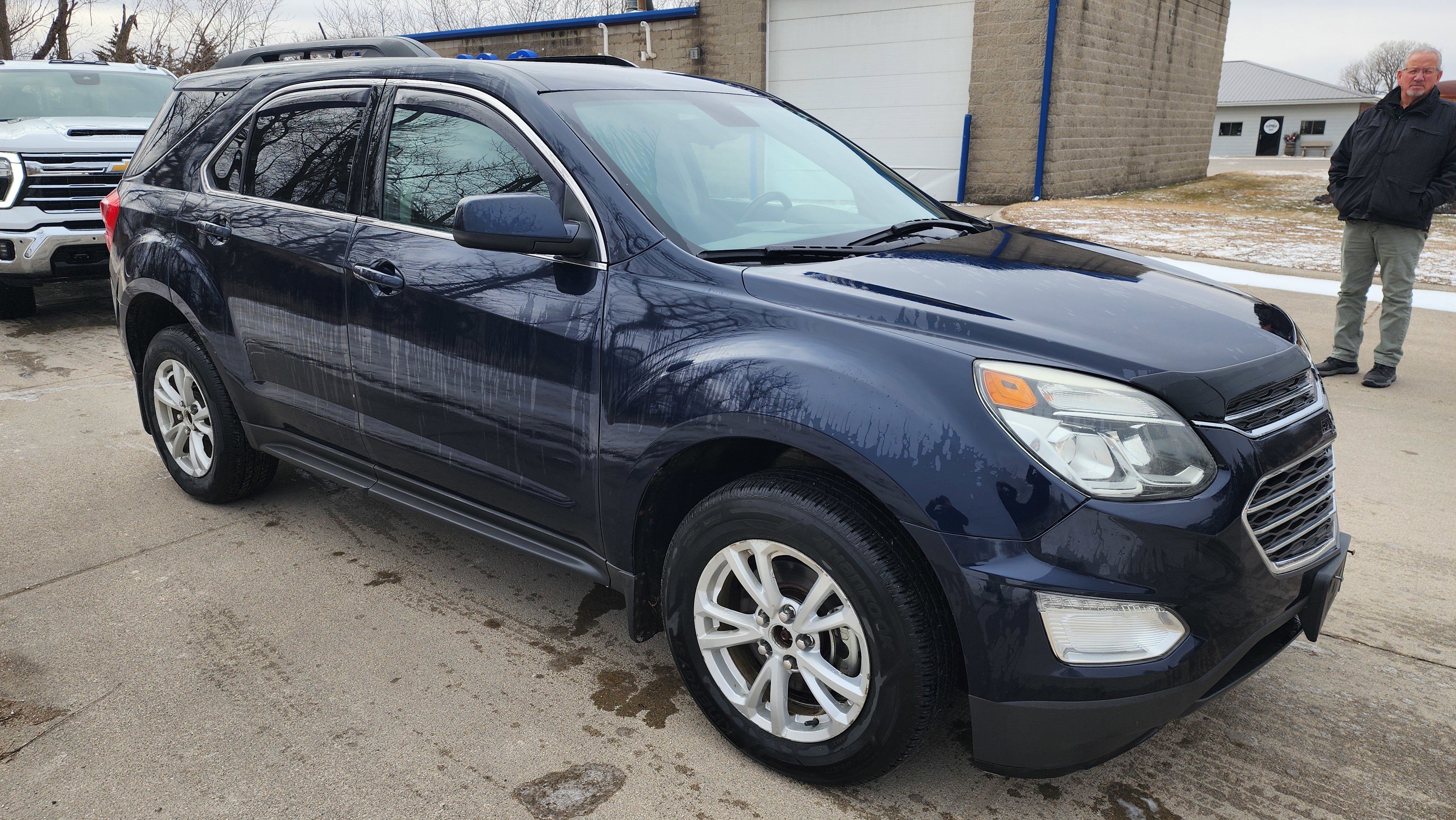 Used 2017 Chevrolet Equinox LT w/ Convenience Package FWD image 3