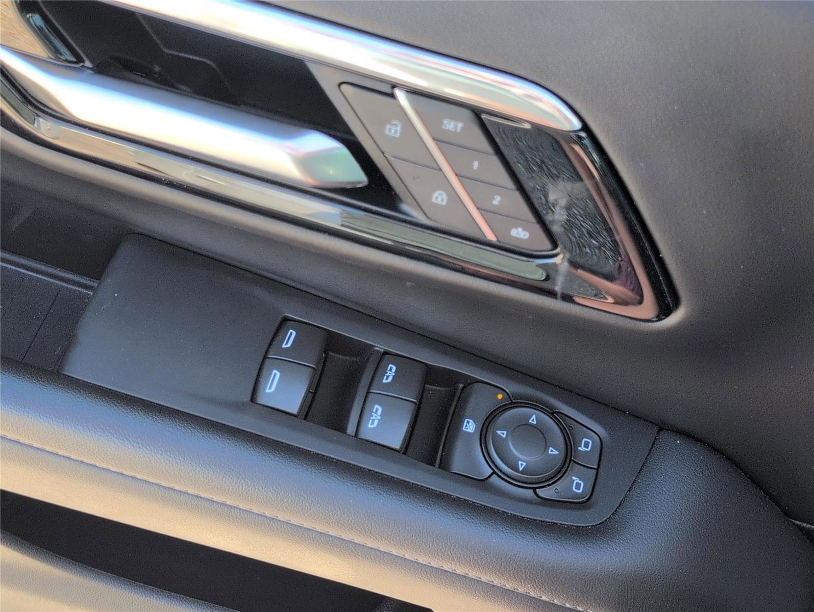Used 2025 Chevrolet Suburban Z71 AWD/4WD image 16