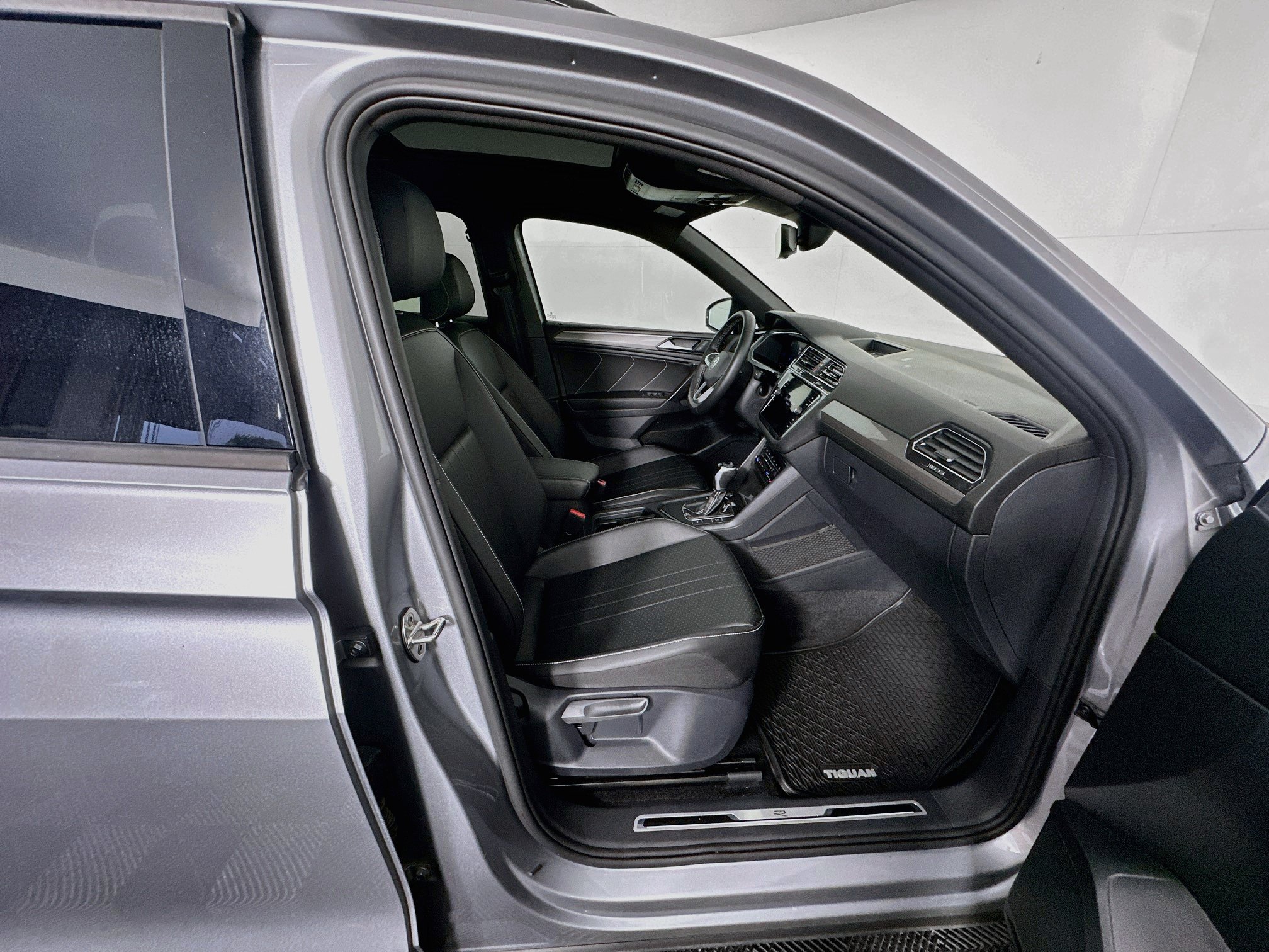 Used 2023 Volkswagen Tiguan SE R-Line FWD image 33