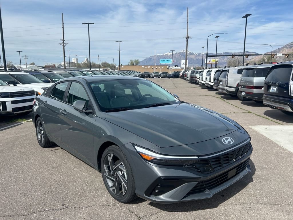 Used 2025 Hyundai Elantra Limited image 3