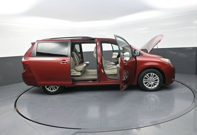 Used 2016 Toyota Sienna XLE image 40