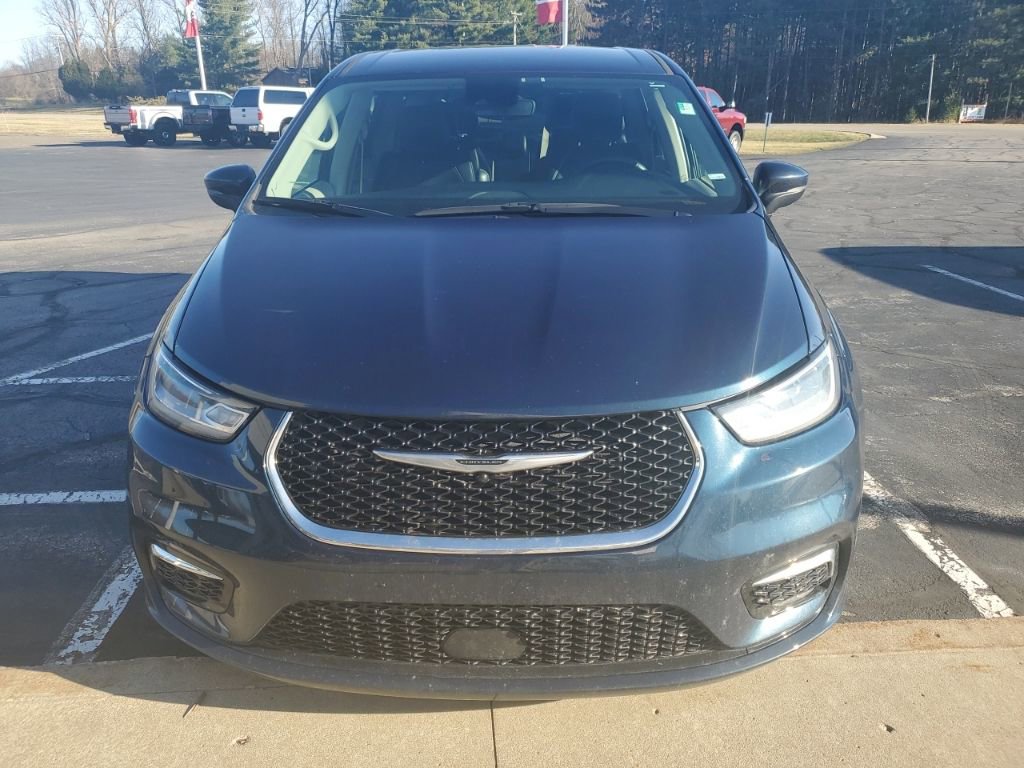 Used 2023 Chrysler Pacifica Touring-L image 3