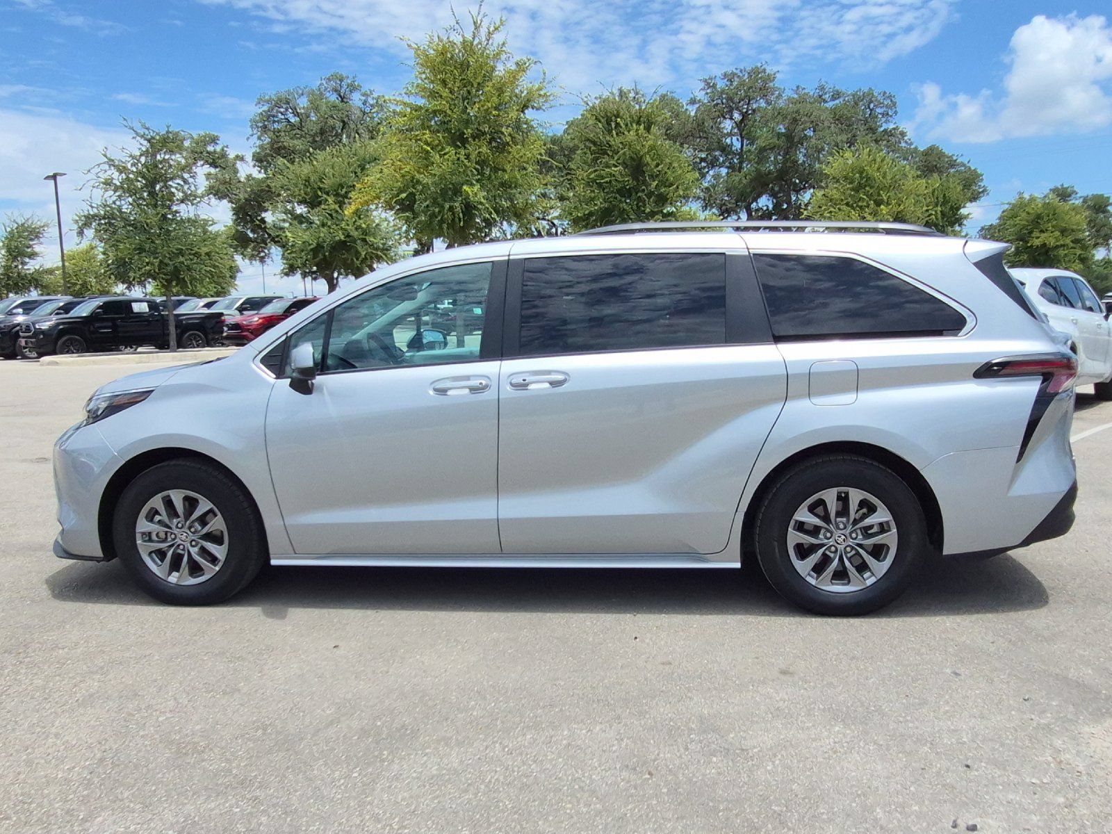 Used 2025 Toyota Sienna XLE FWD image 2