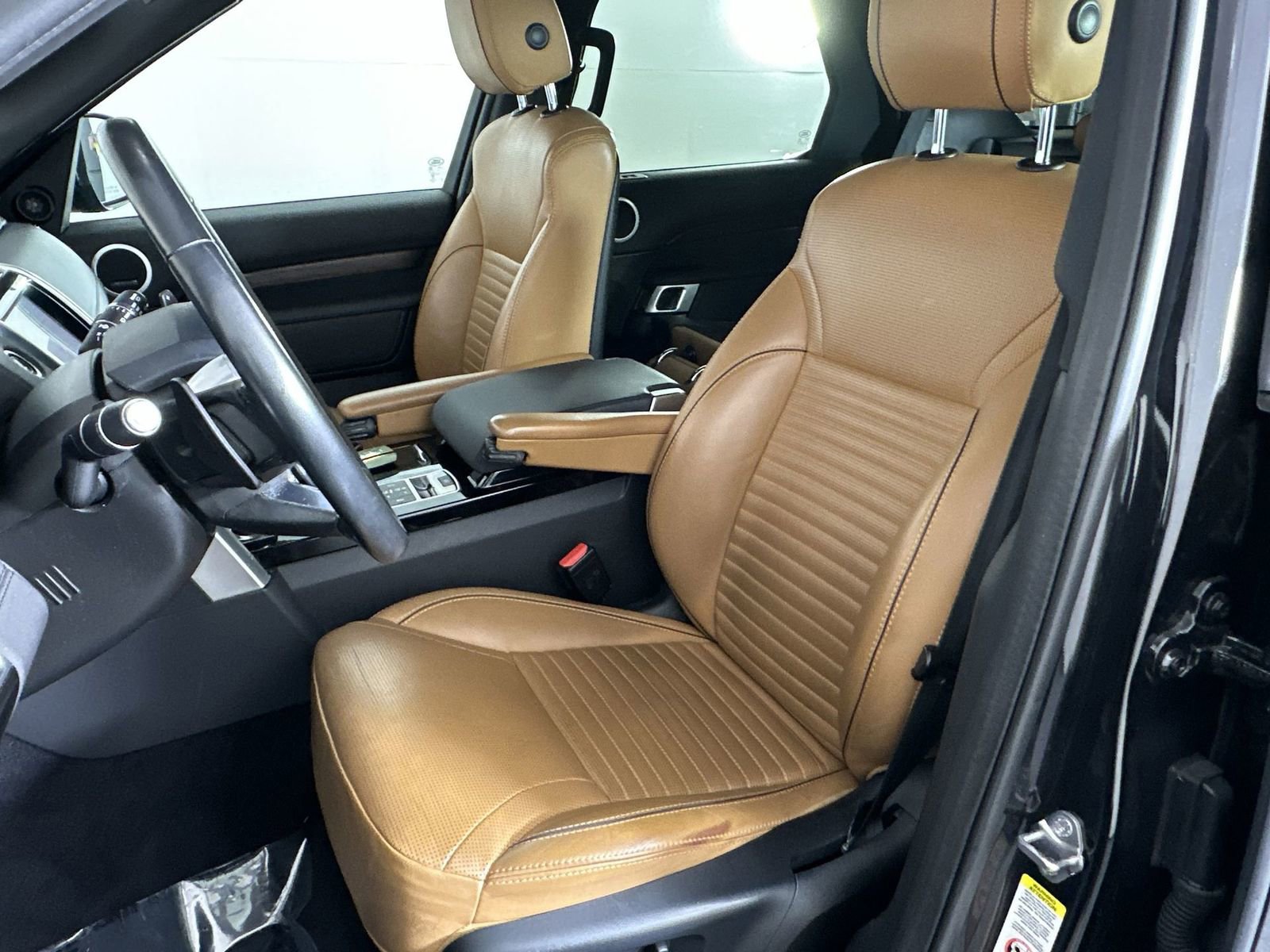 Used 2020 Land Rover Discovery HSE image 17