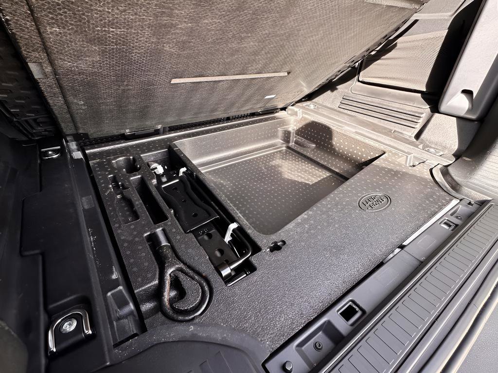 Used 2020 Land Rover Defender 110 SE image 27