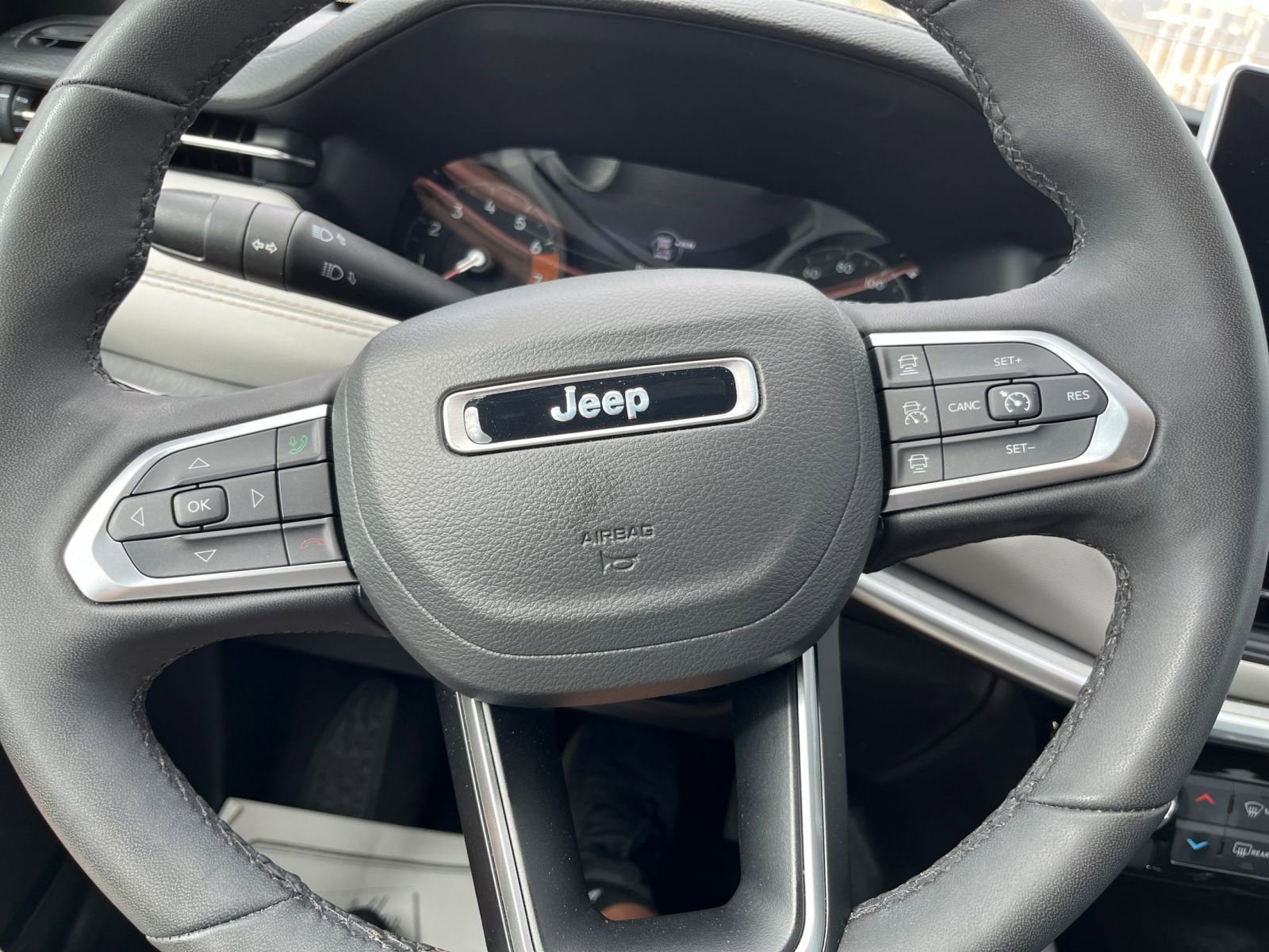 Used 2025 Jeep Compass Limited image 28