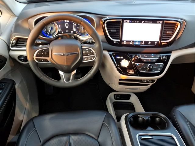 Used 2023 Chrysler Pacifica Touring-L FWD image 9