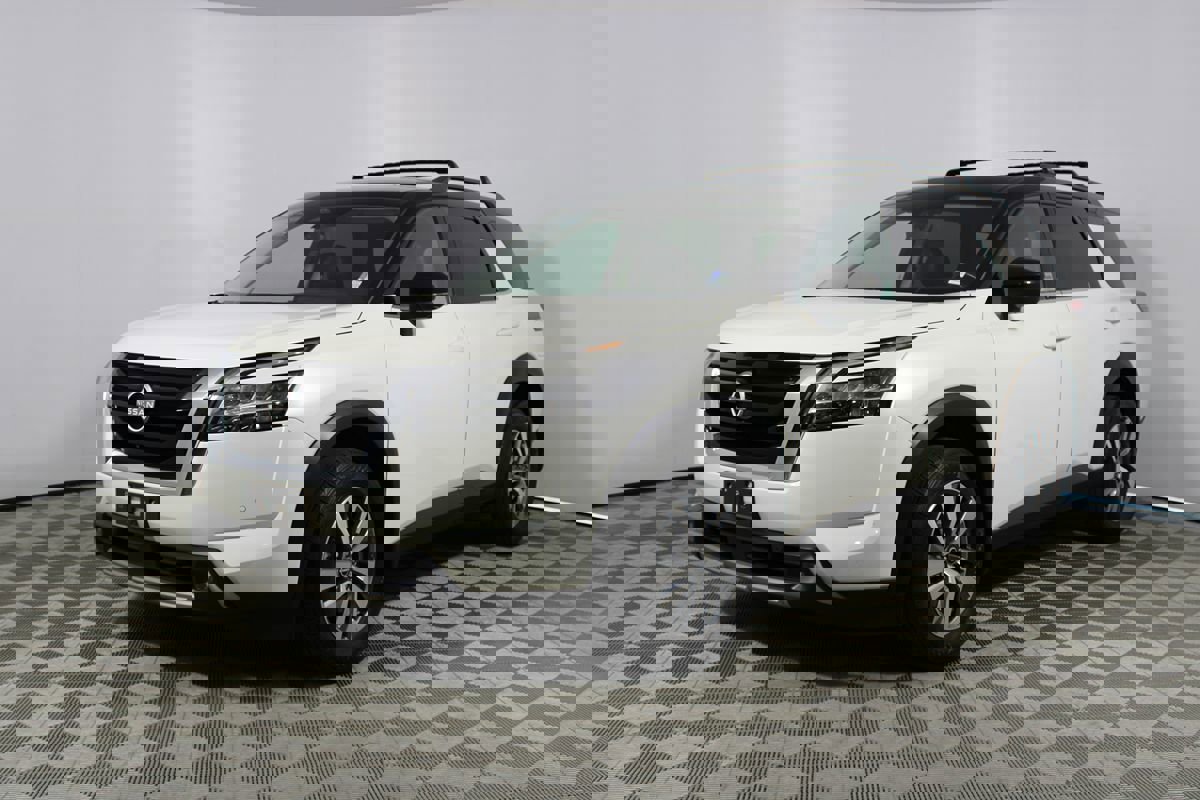 Used 2023 Nissan Pathfinder SL image 3