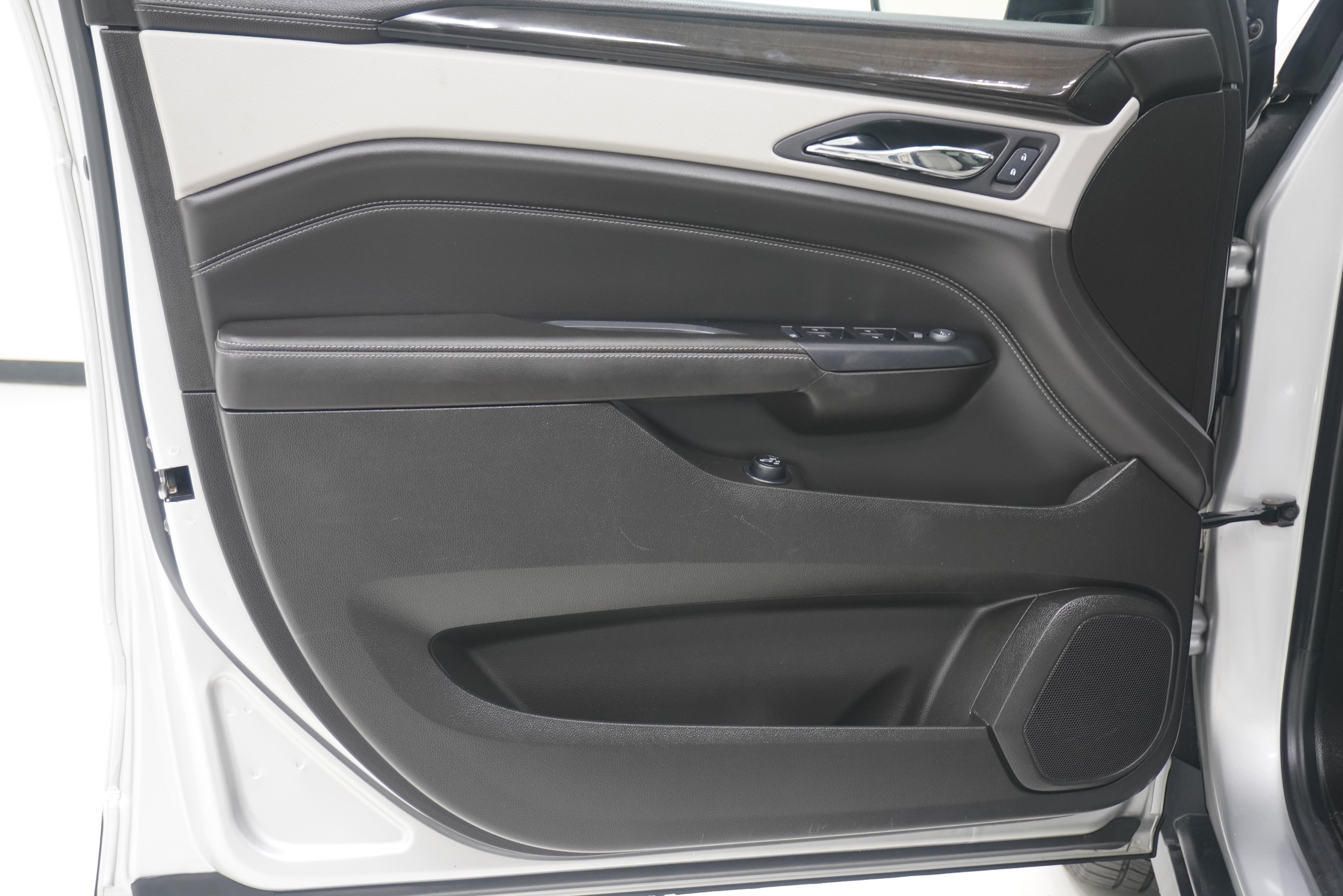 Used 2014 Cadillac SRX Luxury w/ Driver Awareness Package FWD image 12