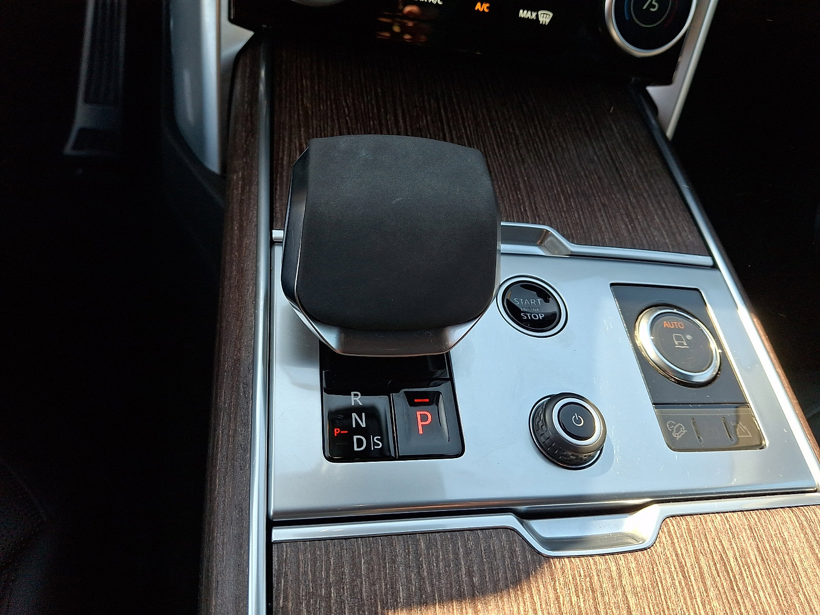 Used 2023 Land Rover Range Rover Long Wheelbase SE image 12