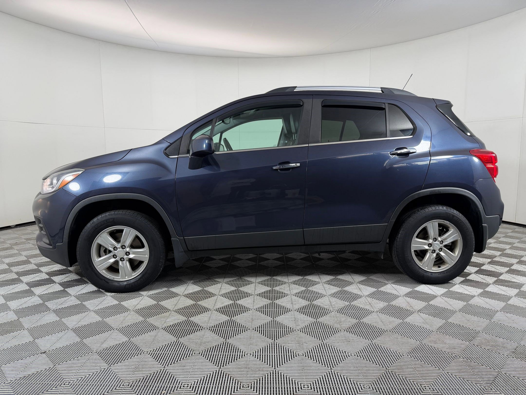 Used 2018 Chevrolet Trax LT w/ LT Convenience Package AWD/4WD image 2