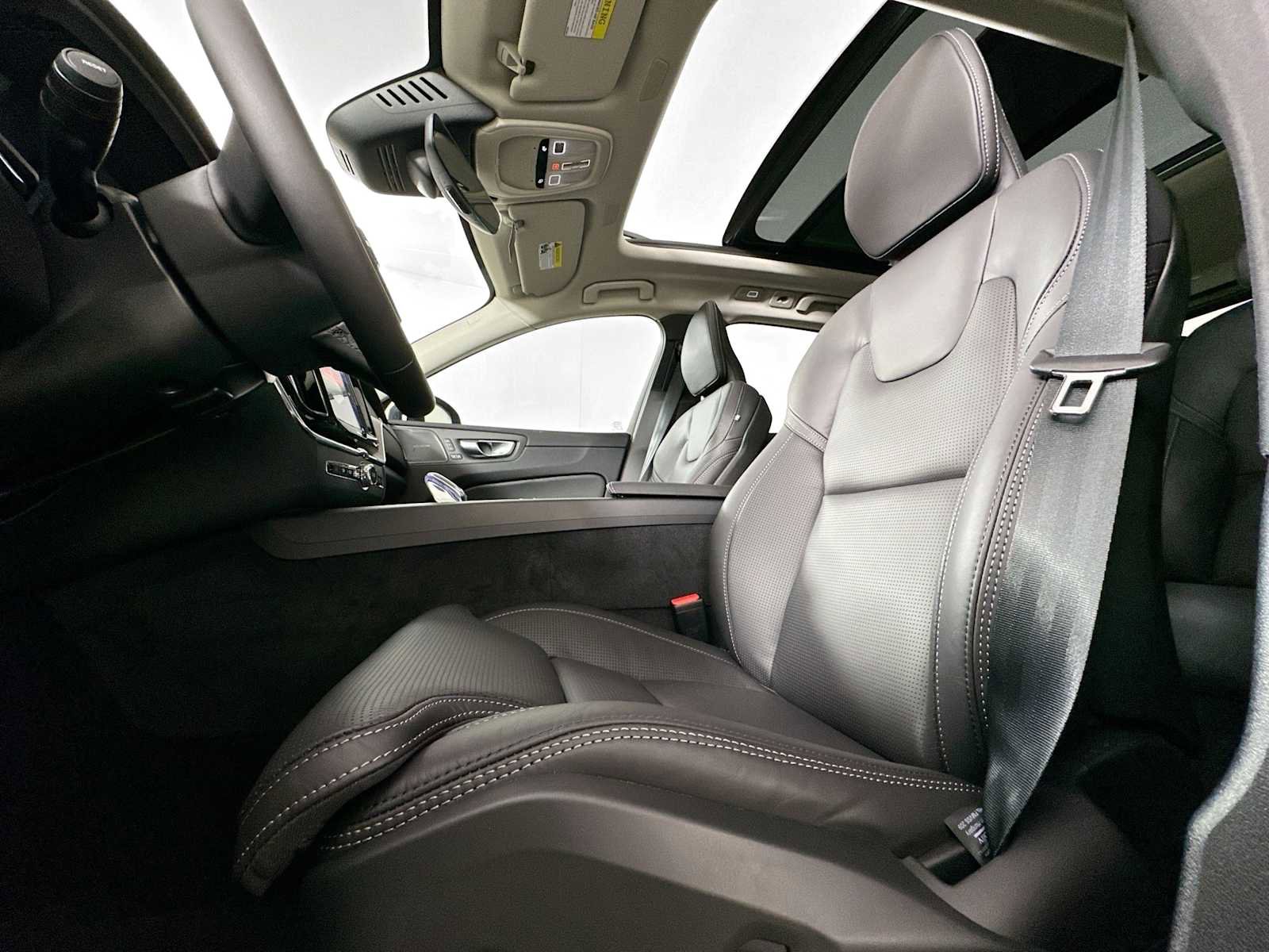 Certified 2025 Volvo XC60 T8 Ultra w/ Protection Package Premier image 16