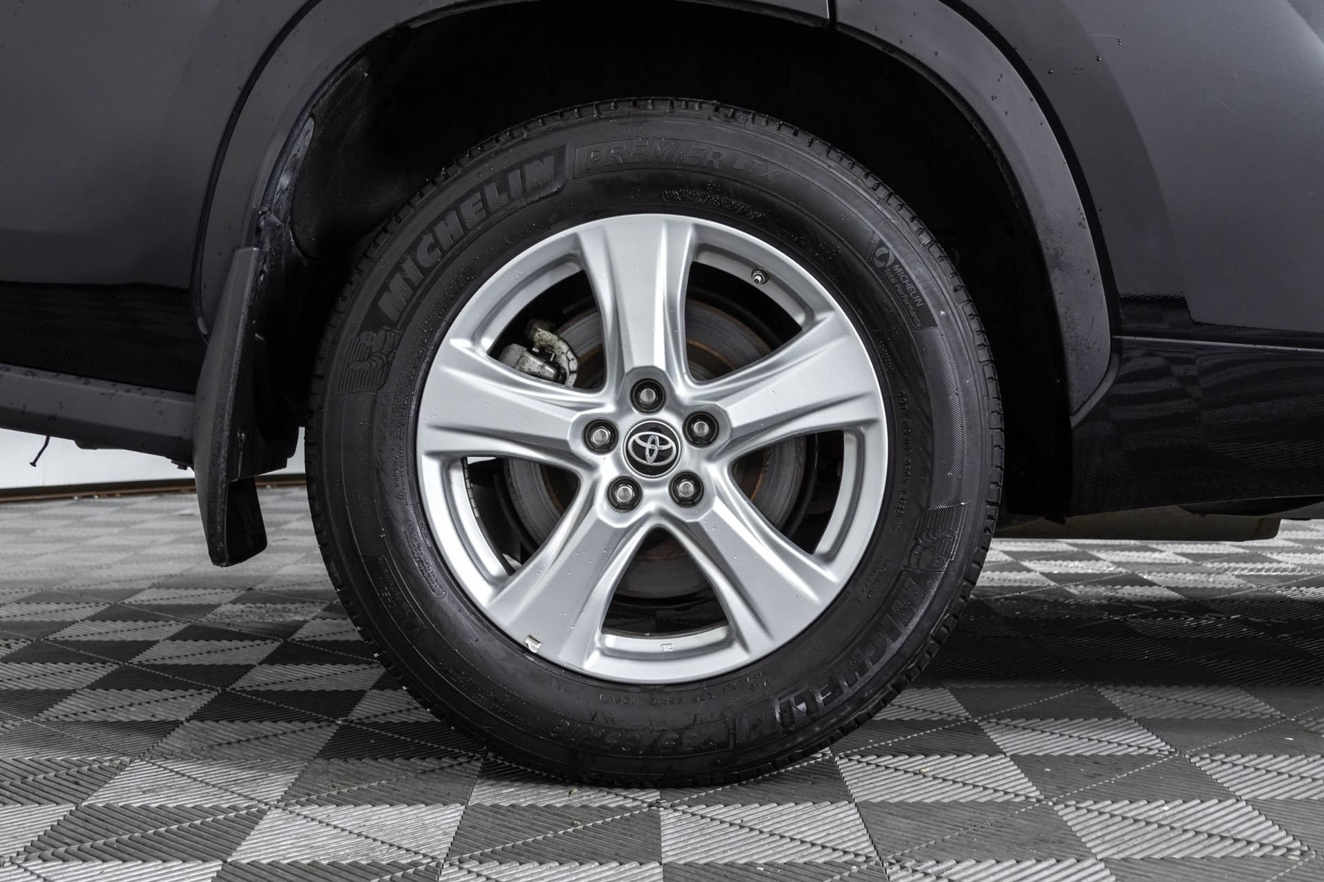 Used 2022 Toyota Highlander LE AWD/4WD image 50