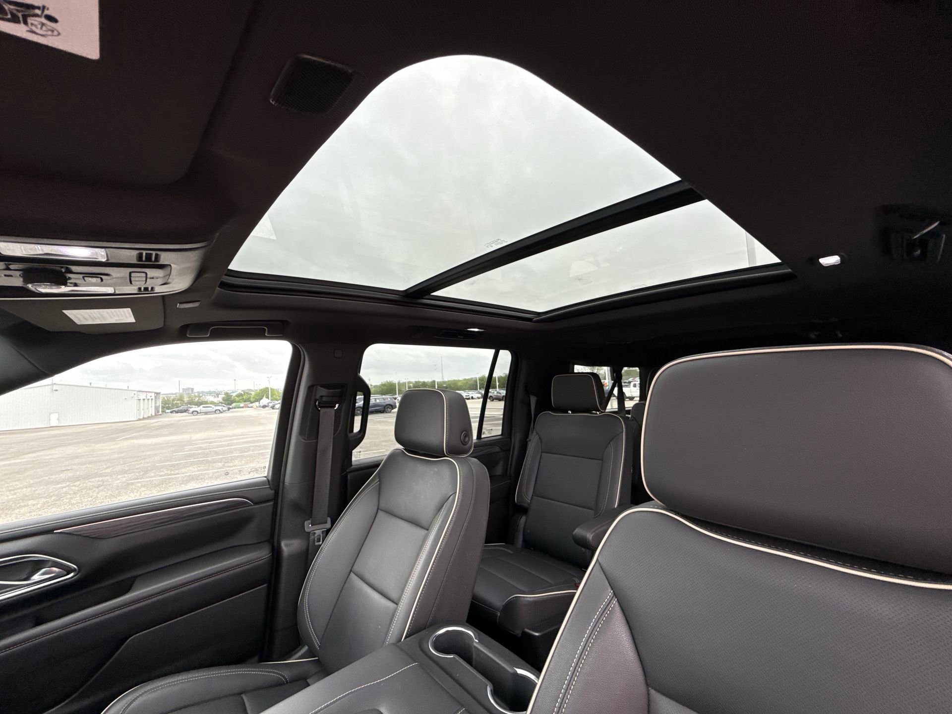 Used 2024 GMC Yukon XL SLT w/ SLT Luxury Package RWD image 16