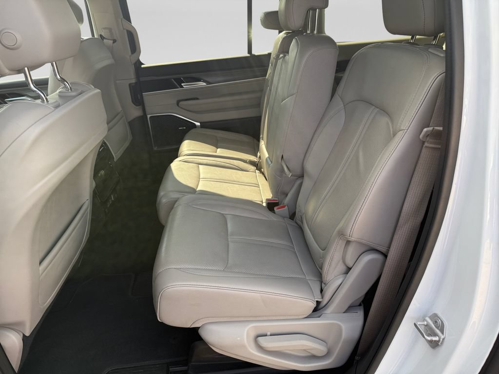 Used 2024 Jeep Wagoneer L Series II w/ Flexible Seating Group AWD/4WD image 34