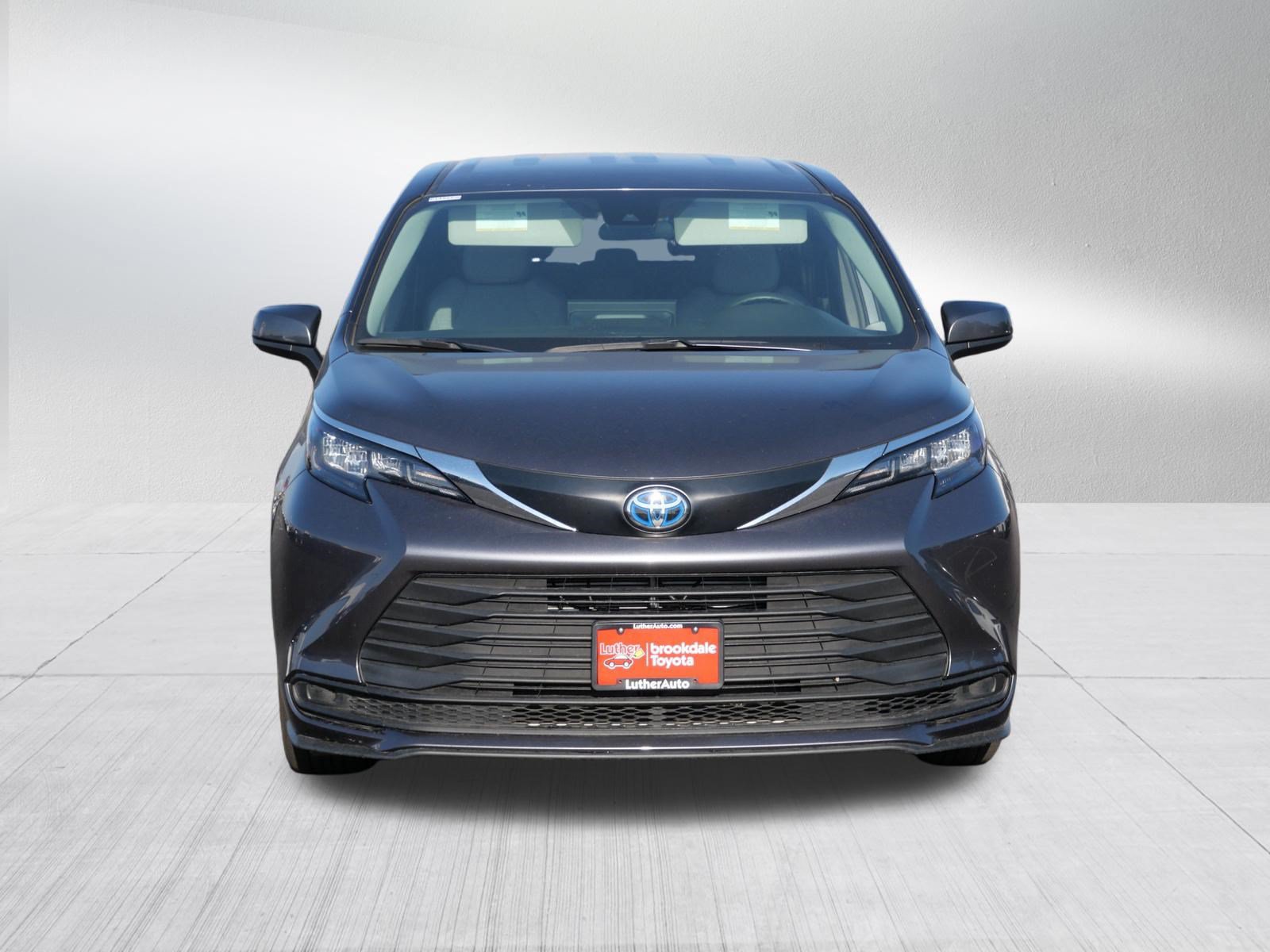 Used 2025 Toyota Sienna LE AWD/4WD image 2