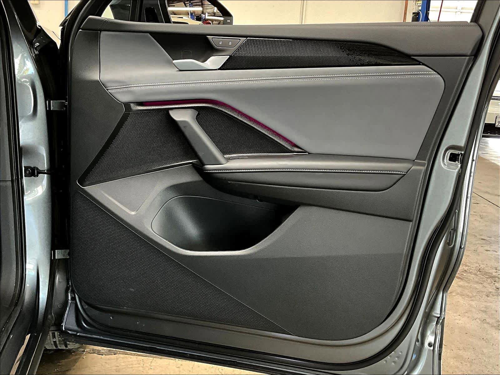 Used 2025 Volkswagen Tiguan SE w/ Panoramic Sunroof Package image 25