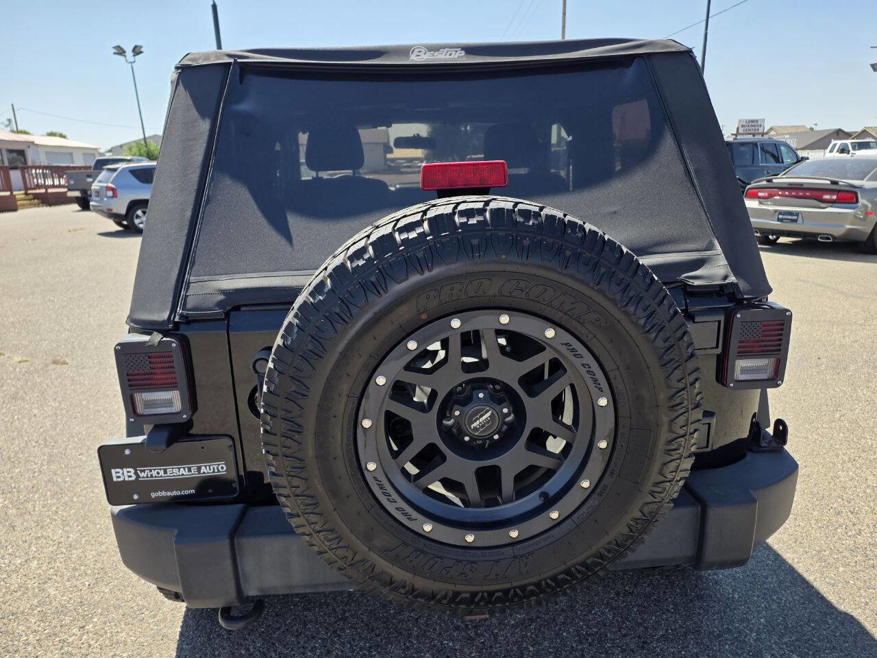 Used 2011 Jeep Wrangler Unlimited Sahara w/ Connectivity Group image 4