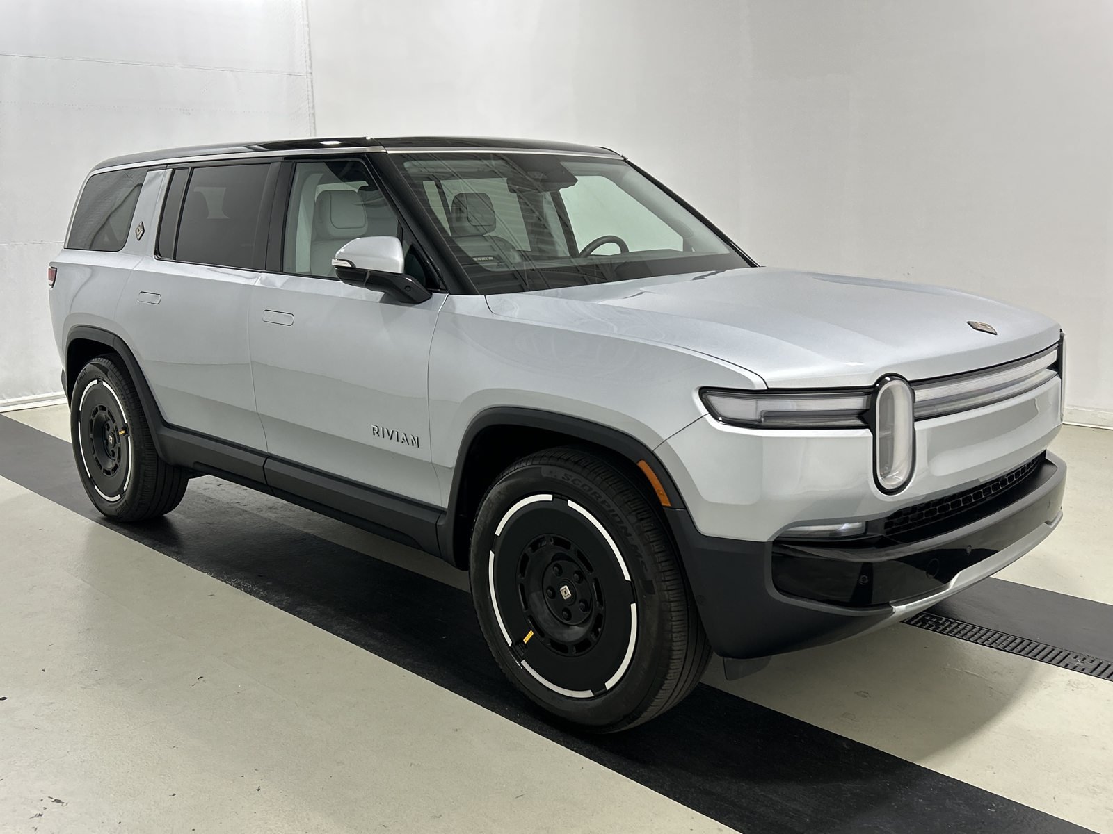 Used 2025 Rivian R1S Adventure Dual AWD/4WD image 7