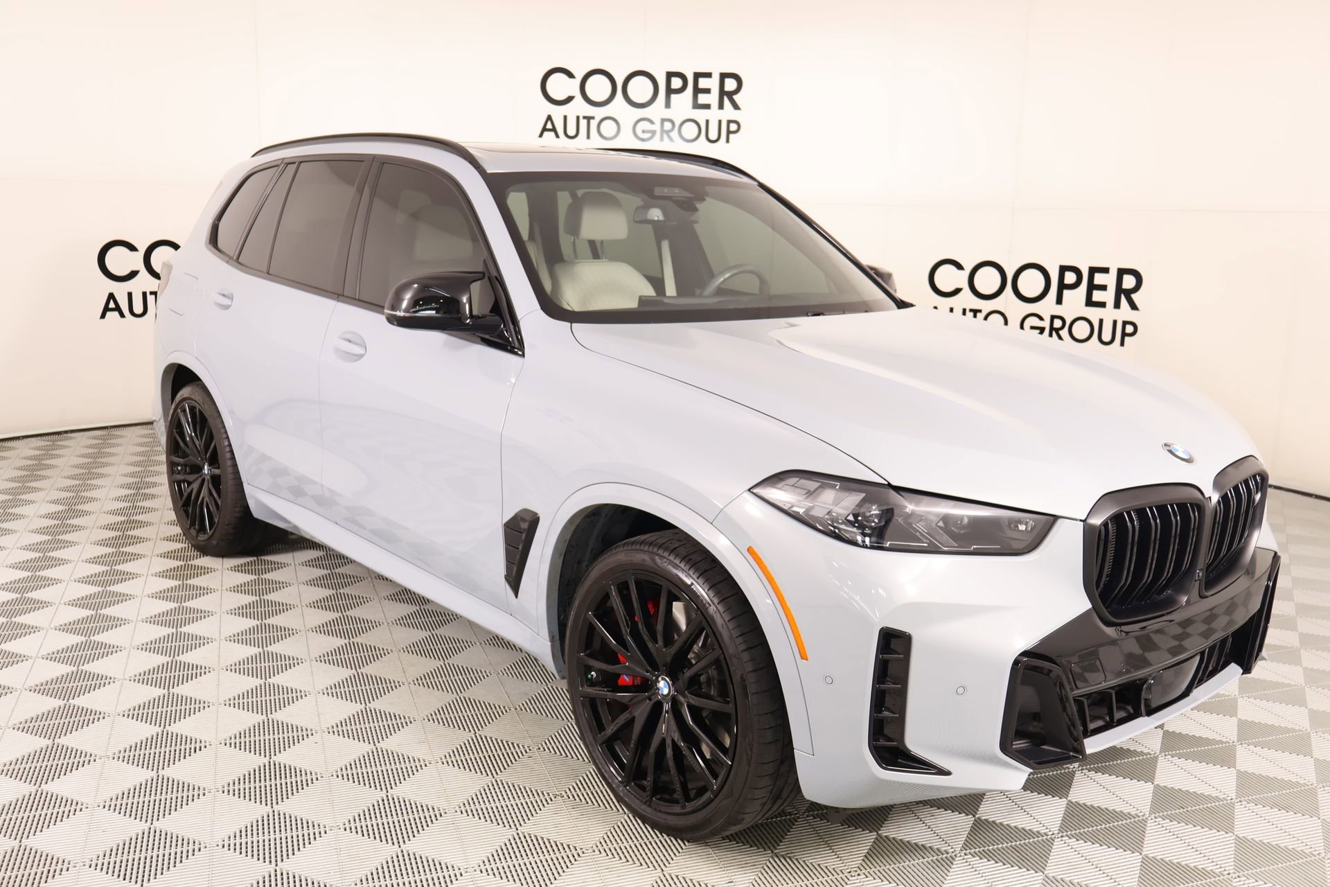 Used 2025 BMW X5 M60i AWD/4WD image 1