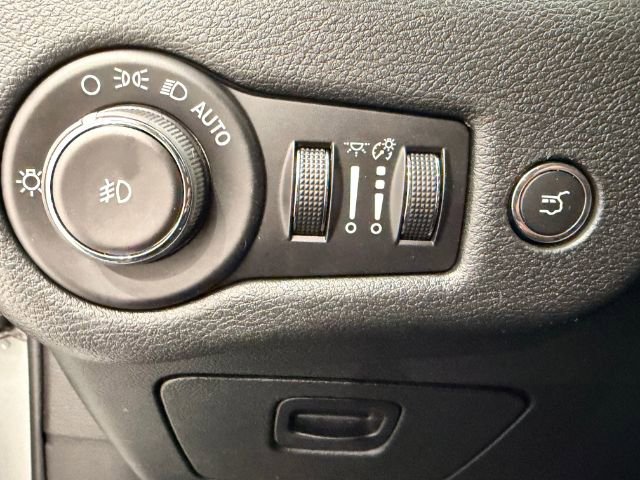 Used 2015 Jeep Cherokee Trailhawk w/ Comfort/Convenience Group image 29