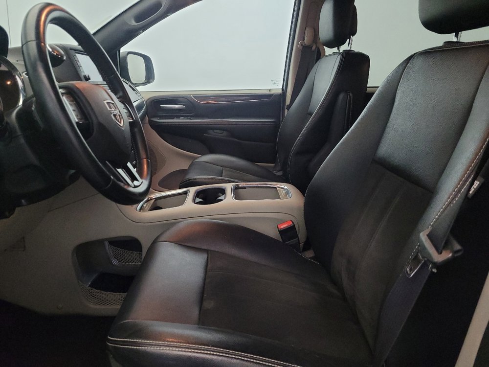 Used 2019 Dodge Grand Caravan SXT image 17