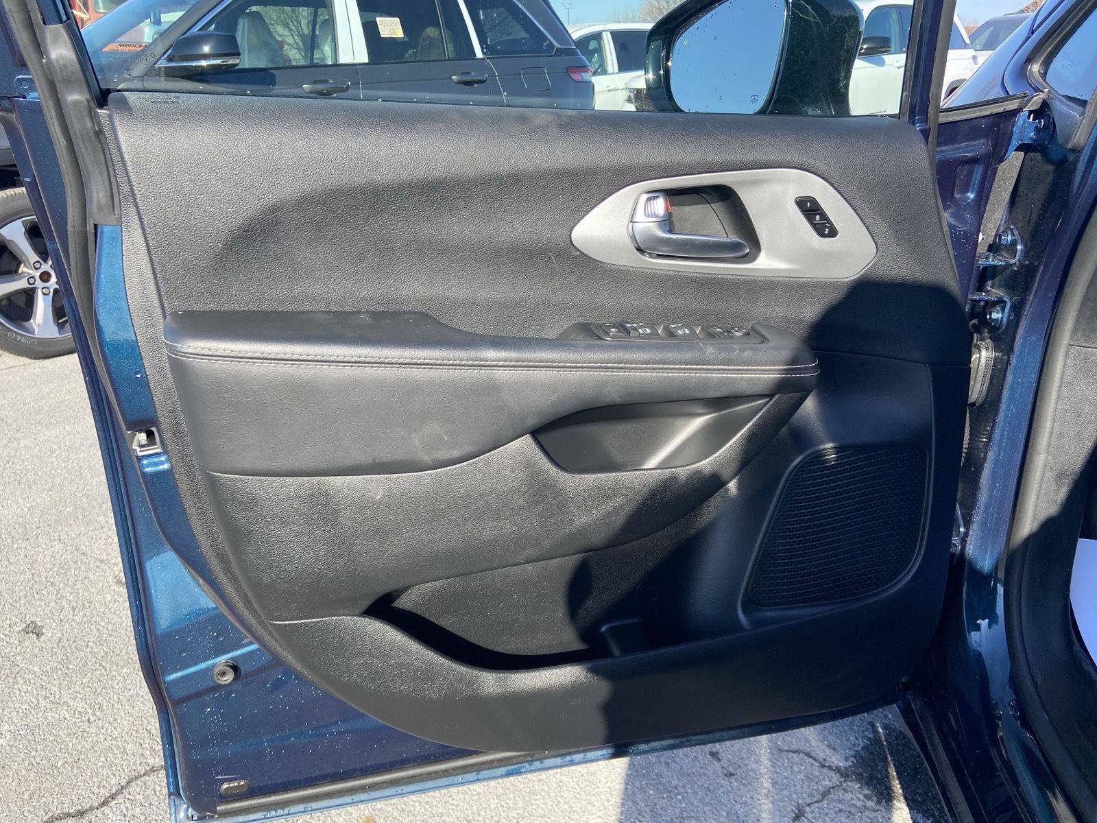 Used 2025 Chrysler Pacifica Limited image 32