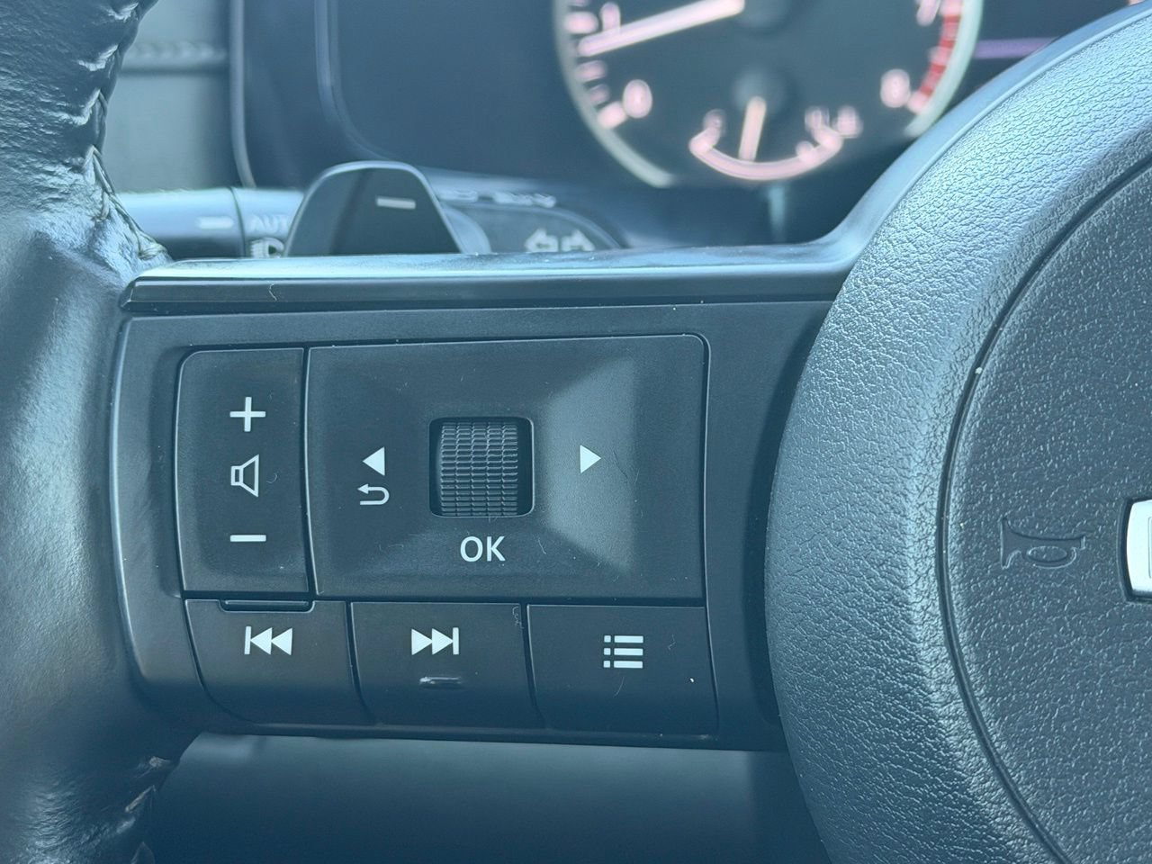 Certified 2024 Nissan Pathfinder SV FWD image 21