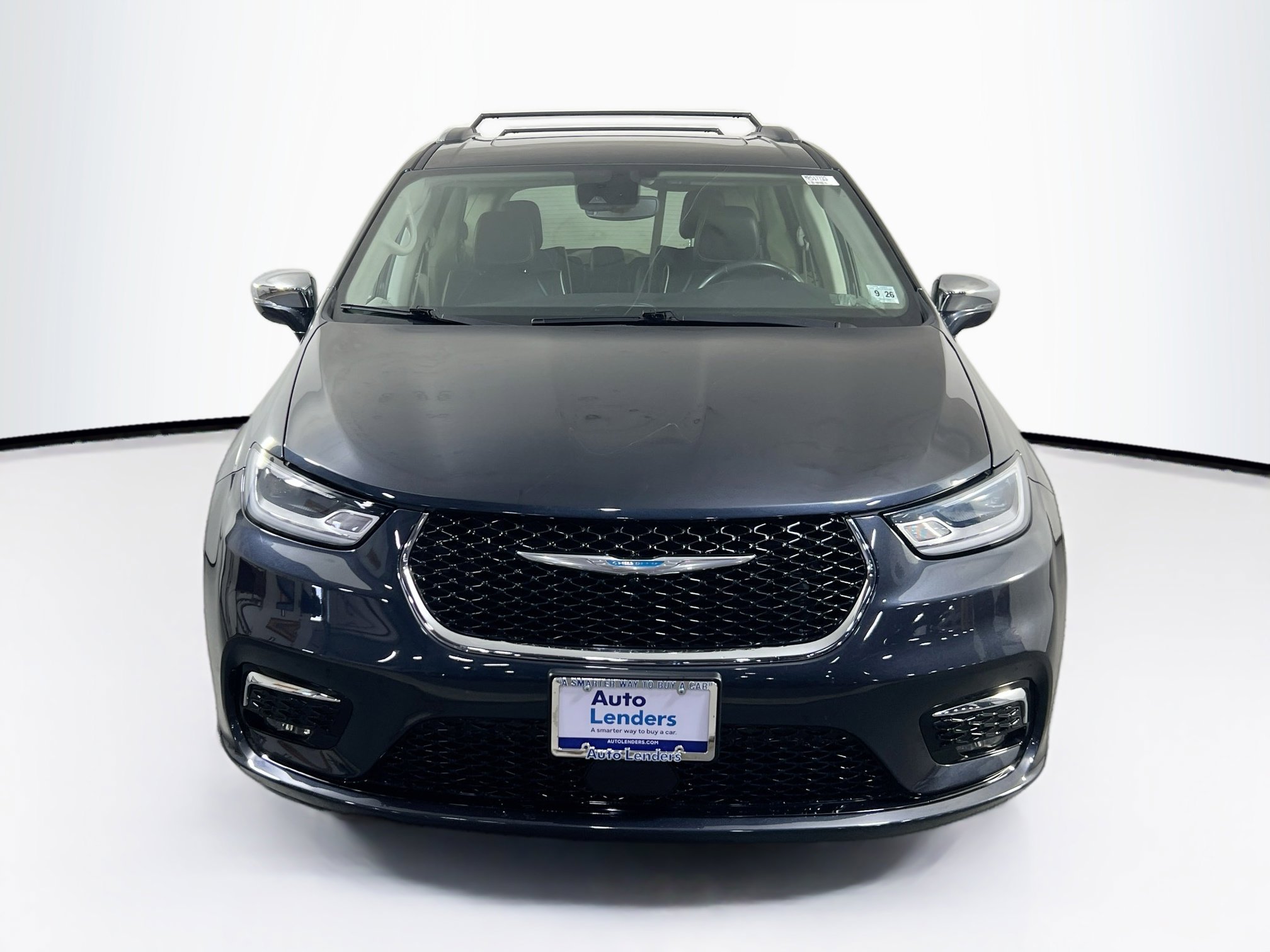 Used 2021 Chrysler Pacifica Limited w/ Uconnect Theater Family Group image 2