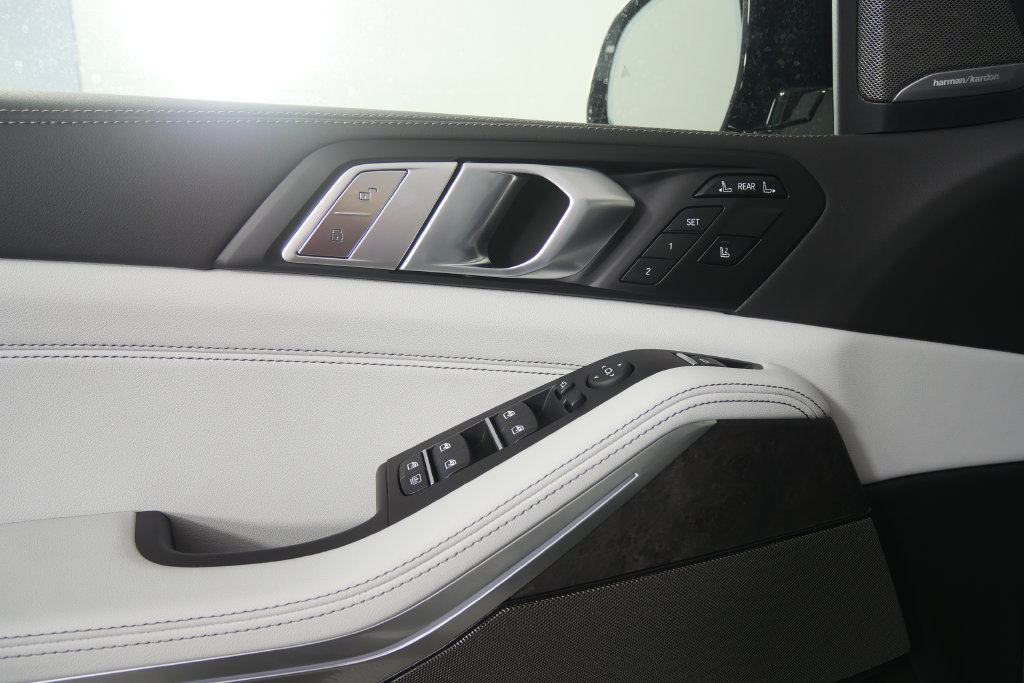 Used 2027 BMW X7 xDrive40i w/ M Sport Package AWD/4WD image 8