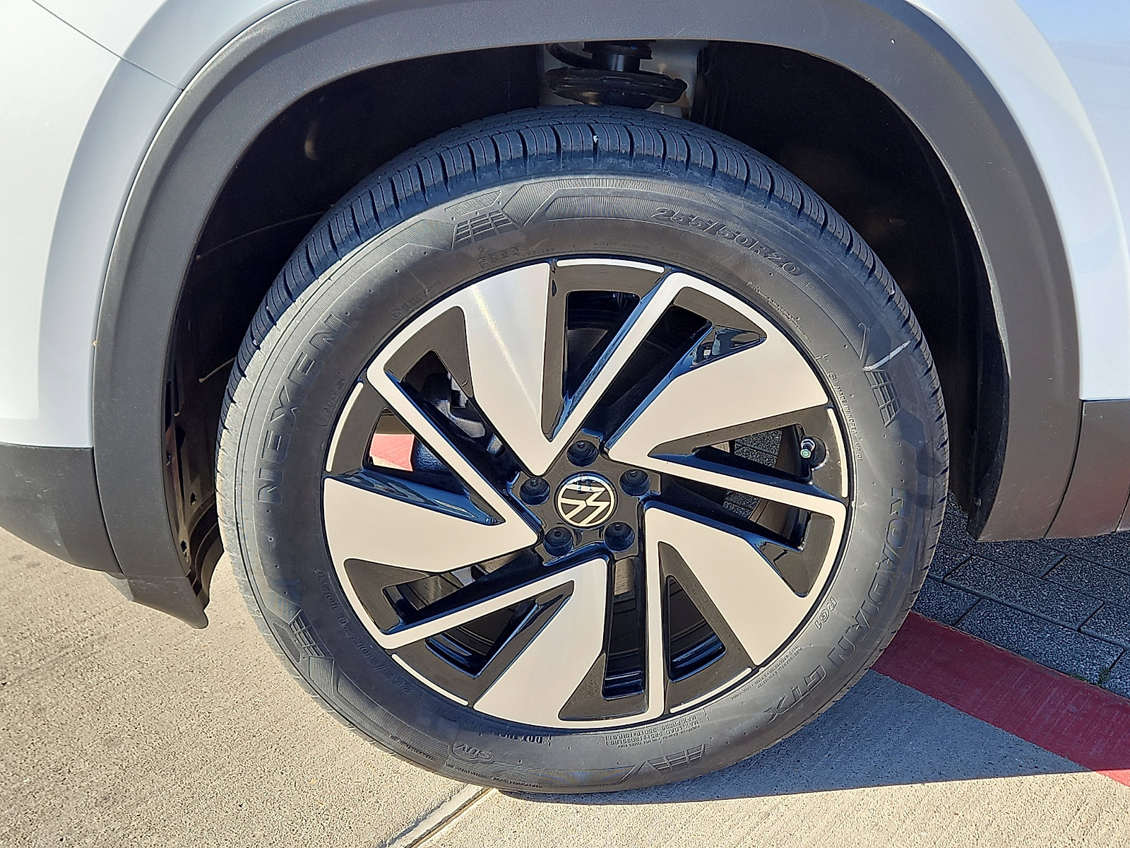 New 2025 Volkswagen Atlas SE image 5