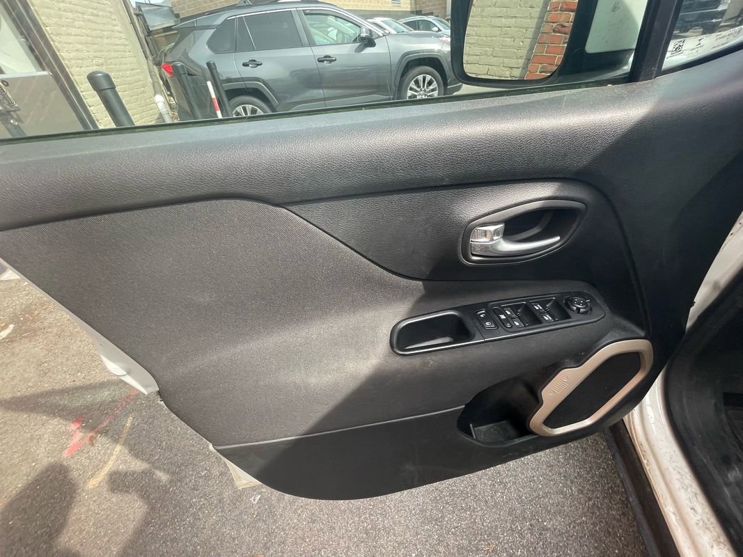 Used 2016 Jeep Renegade Latitude image 9