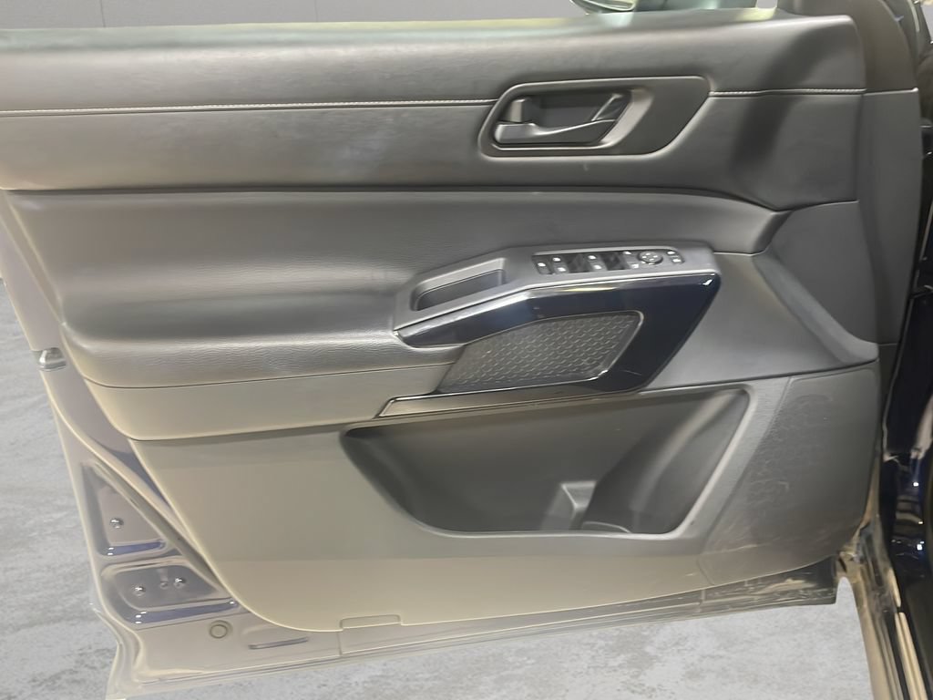 Used 2025 Nissan Pathfinder SV AWD/4WD image 12