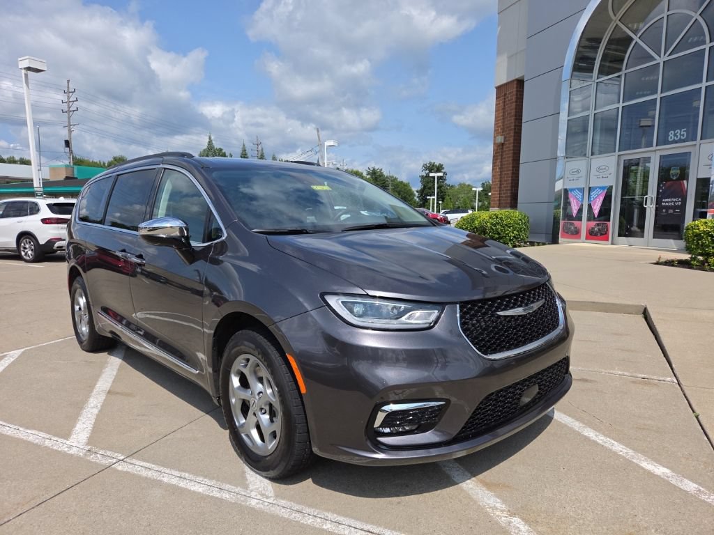 Certified 2023 Chrysler Pacifica Limited w/ Uconnect Theater Family Group AWD/4WD image 3