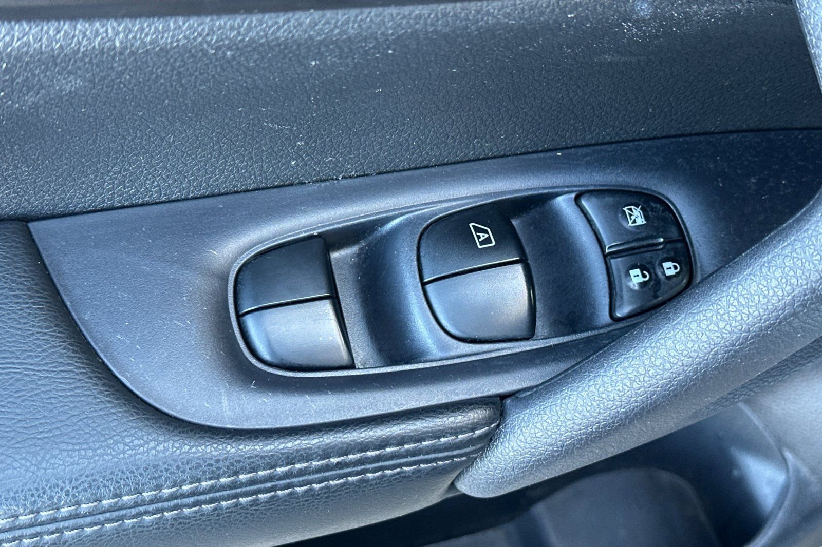 Used 2014 Nissan Rogue SV w/ SV Premium Package image 13