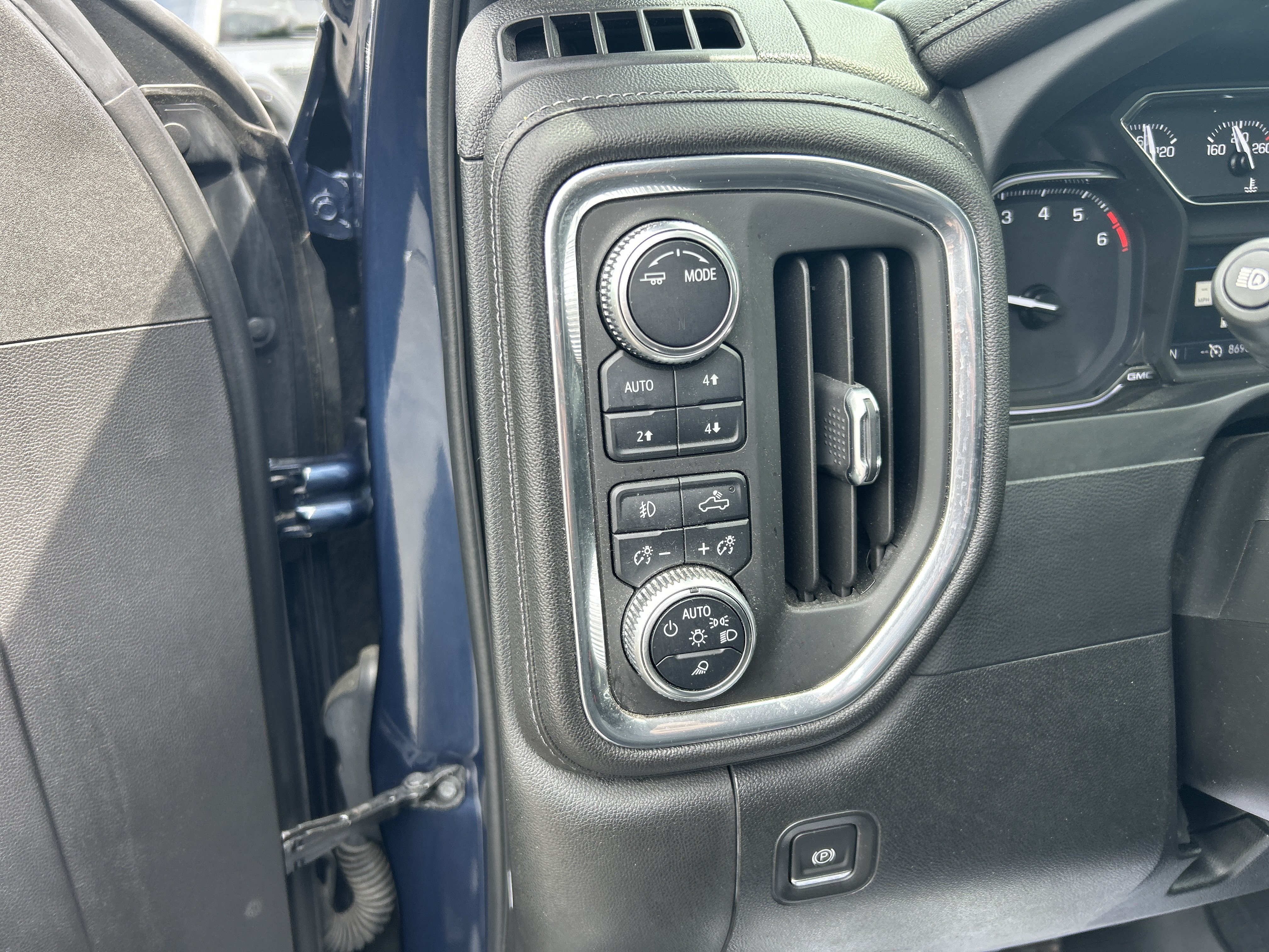 Used 2021 GMC Sierra 1500 SLT w/ SLT Convenience Package AWD/4WD image 25