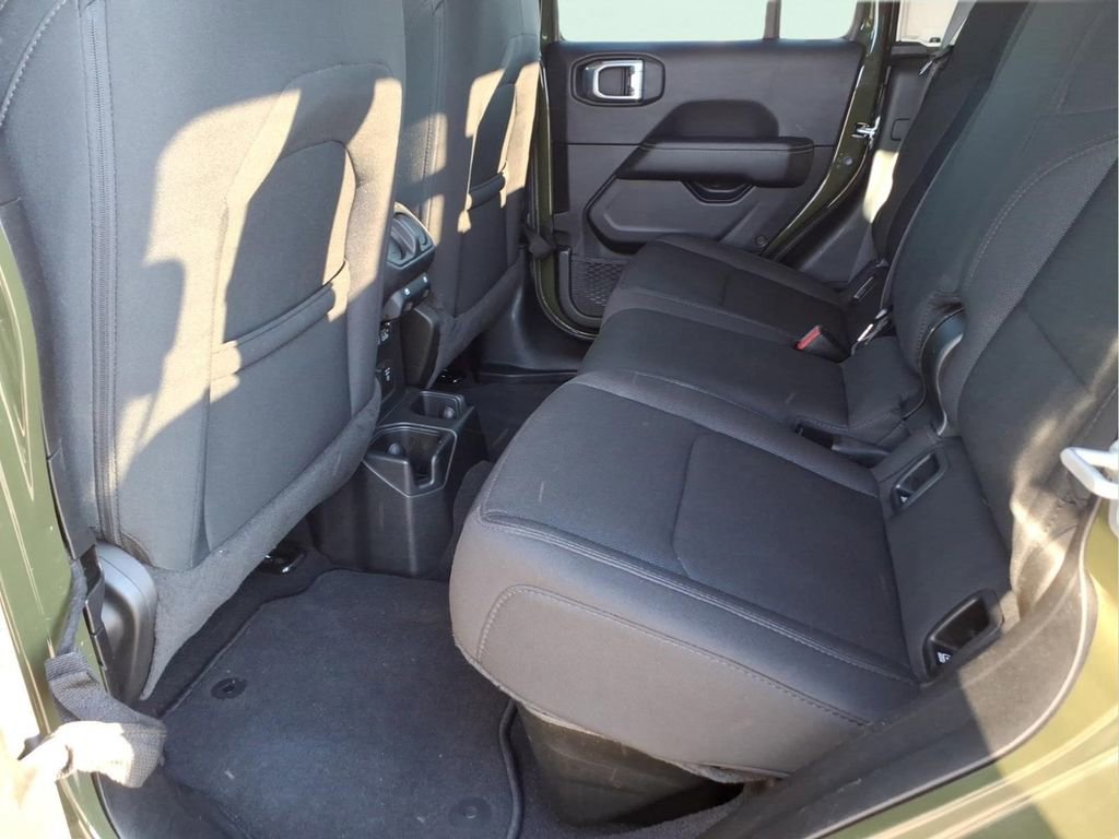 Used 2023 Jeep Gladiator Overland AWD/4WD image 17