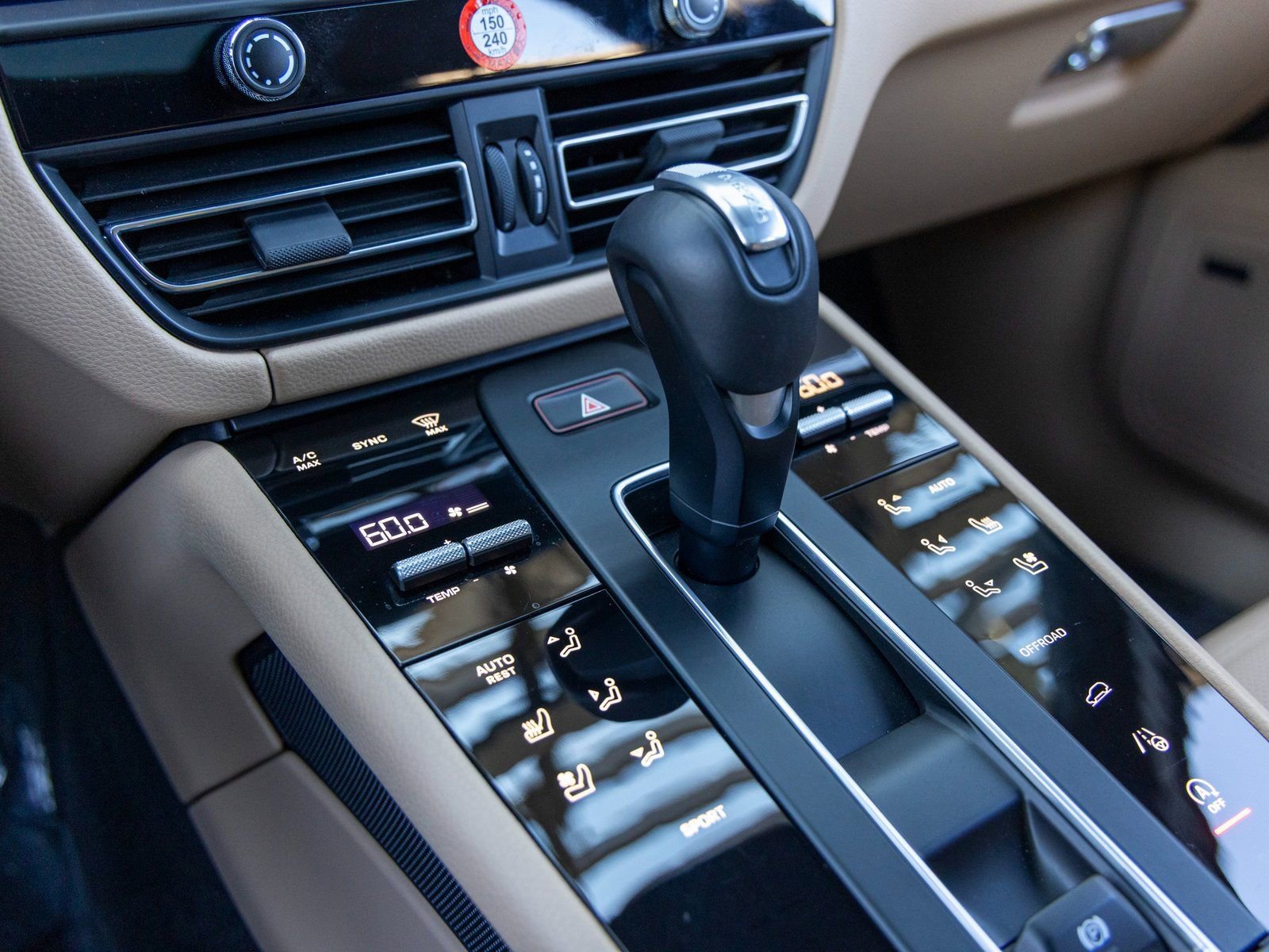 Certified 2025 Porsche Macan image 37