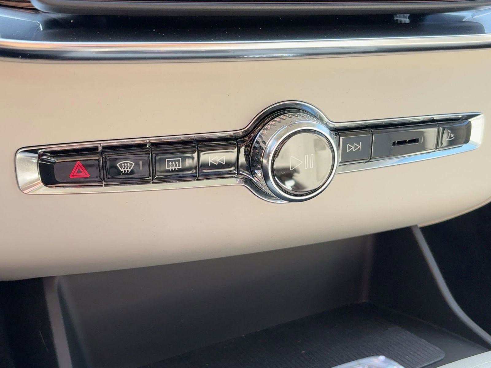 New 2026 Volvo XC90 B6 Ultra w/ Protection Package image 19