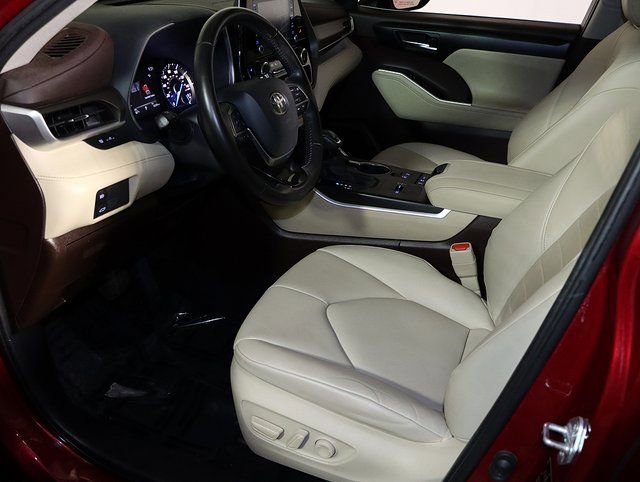 Used 2020 Toyota Highlander XLE image 12