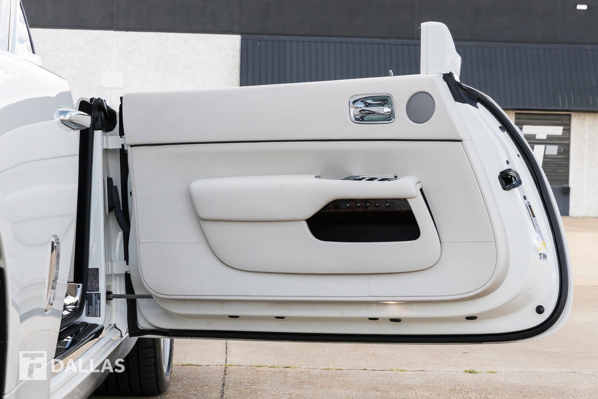 Used 2017 Rolls-Royce Dawn image 22