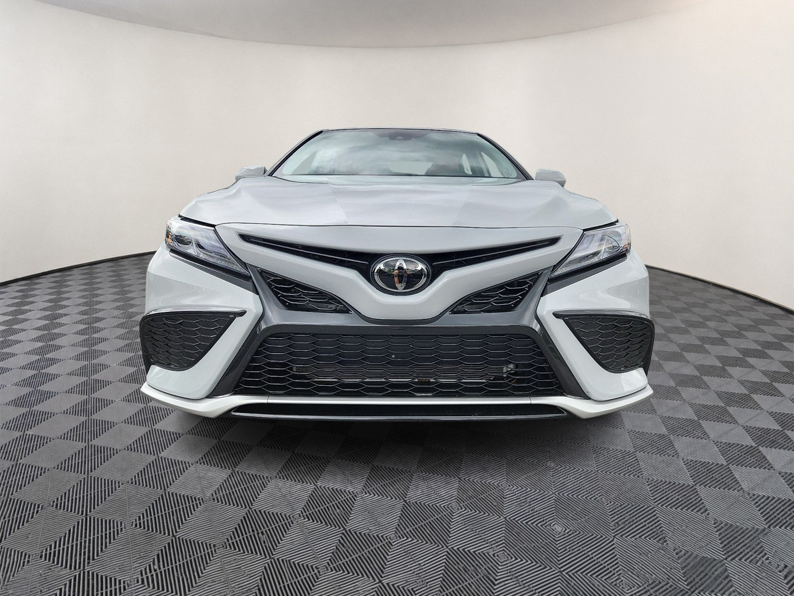 Used 2023 Toyota Camry XSE FWD image 2