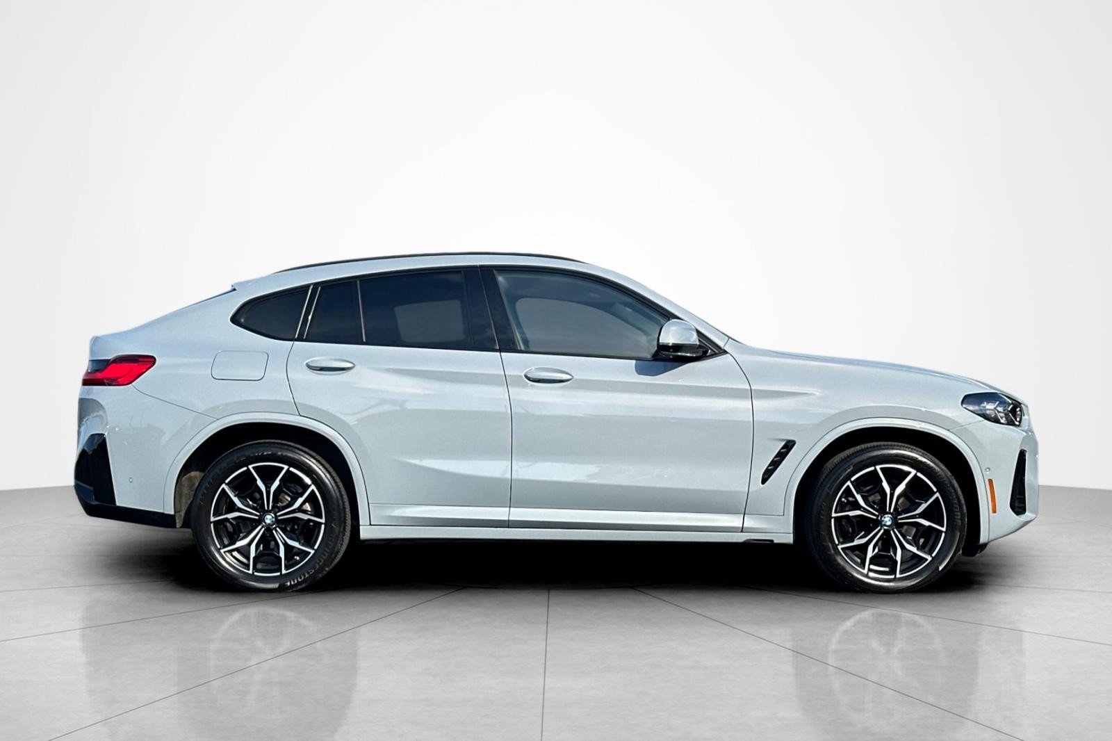 Used 2024 BMW X4 xDrive30i w/ Premium Package AWD/4WD image 6